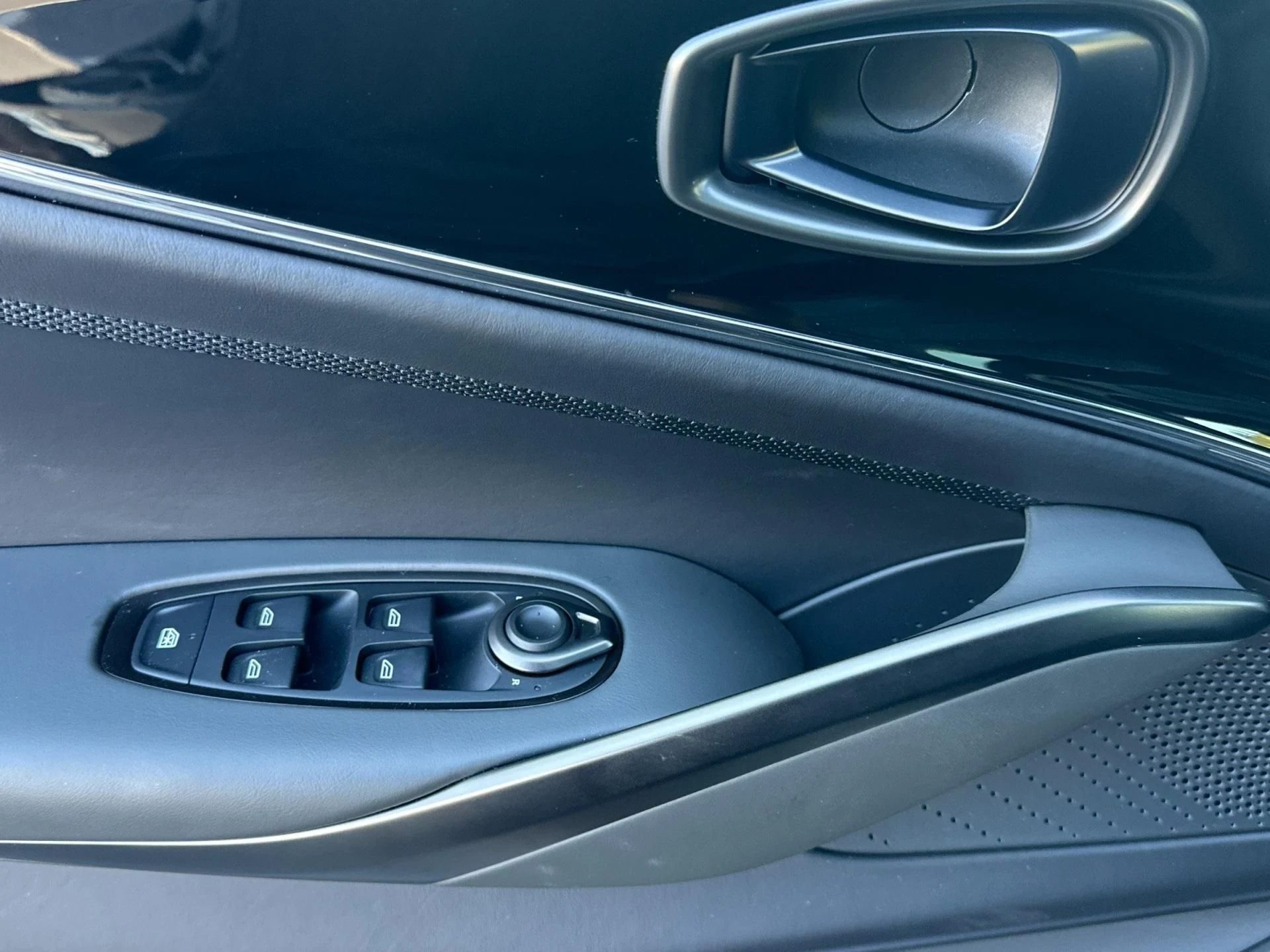 mph011_2170055261_New_2025_Aston_Martin_DBX_707_1758896235_eae808d14c