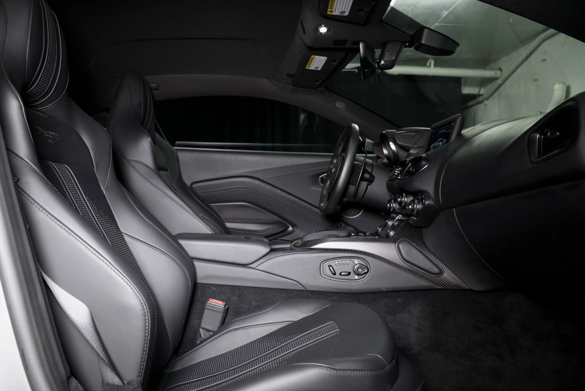 mph011_2180324221_Used_2023_Aston_Martin_Vantage_1770366808_661a5410c3