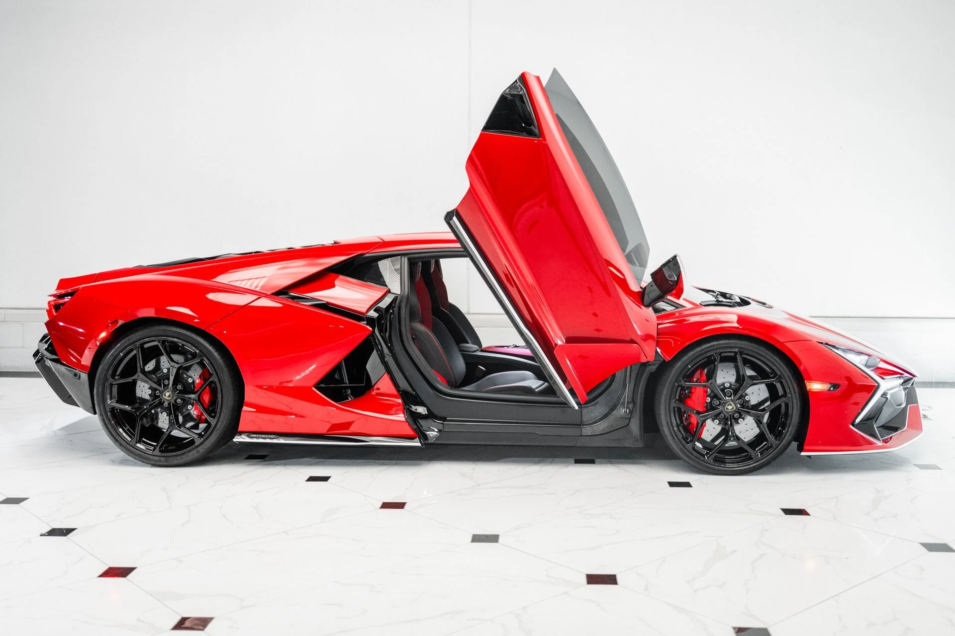 mph011_2180532559_Used_2024_Lamborghini_Revuelto_1755181683_c8c2c98c11