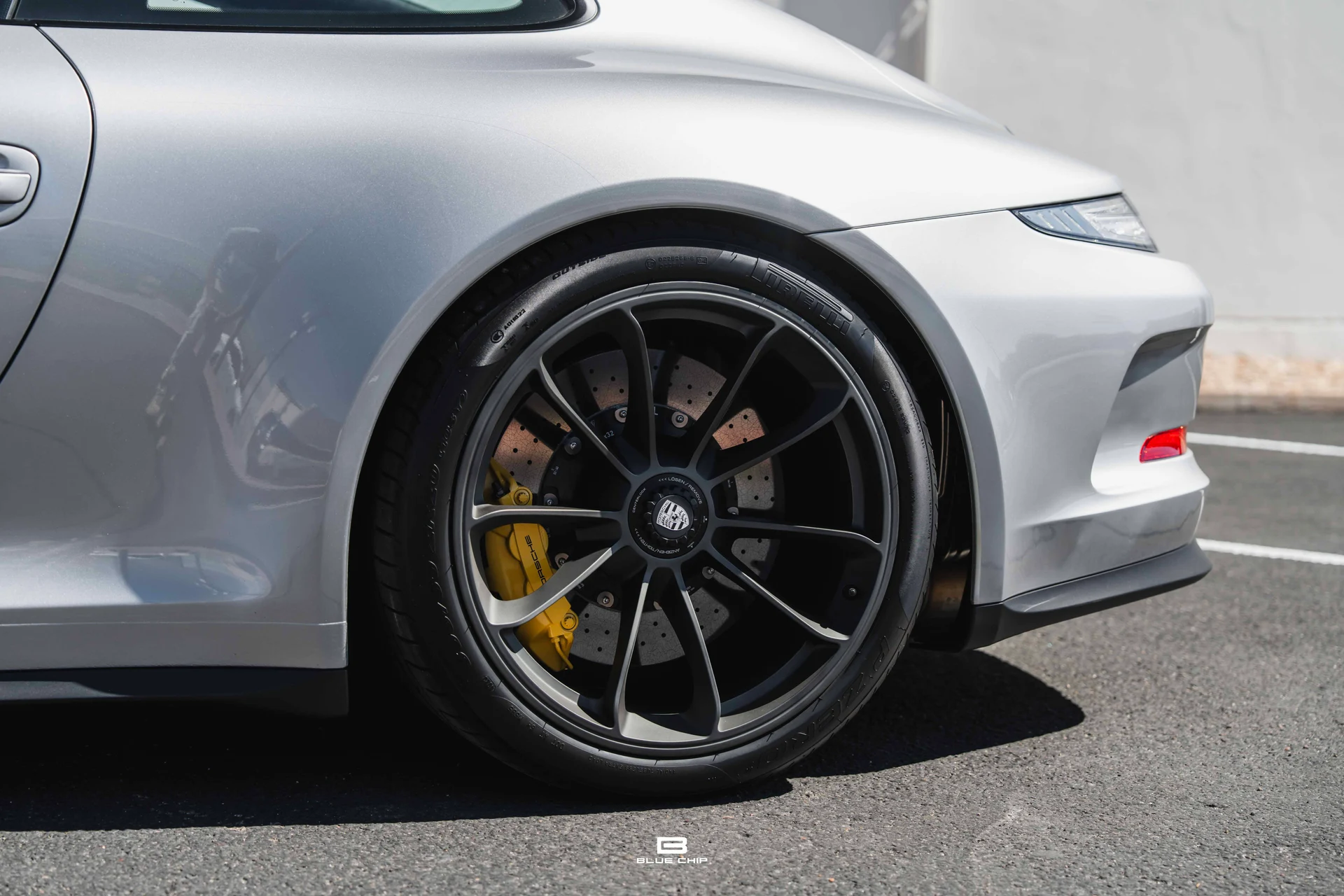 mph011_220362616_6a2c87e181dfd88fc4f88559_2016_Porsche_911_R_12_22205b51ff
