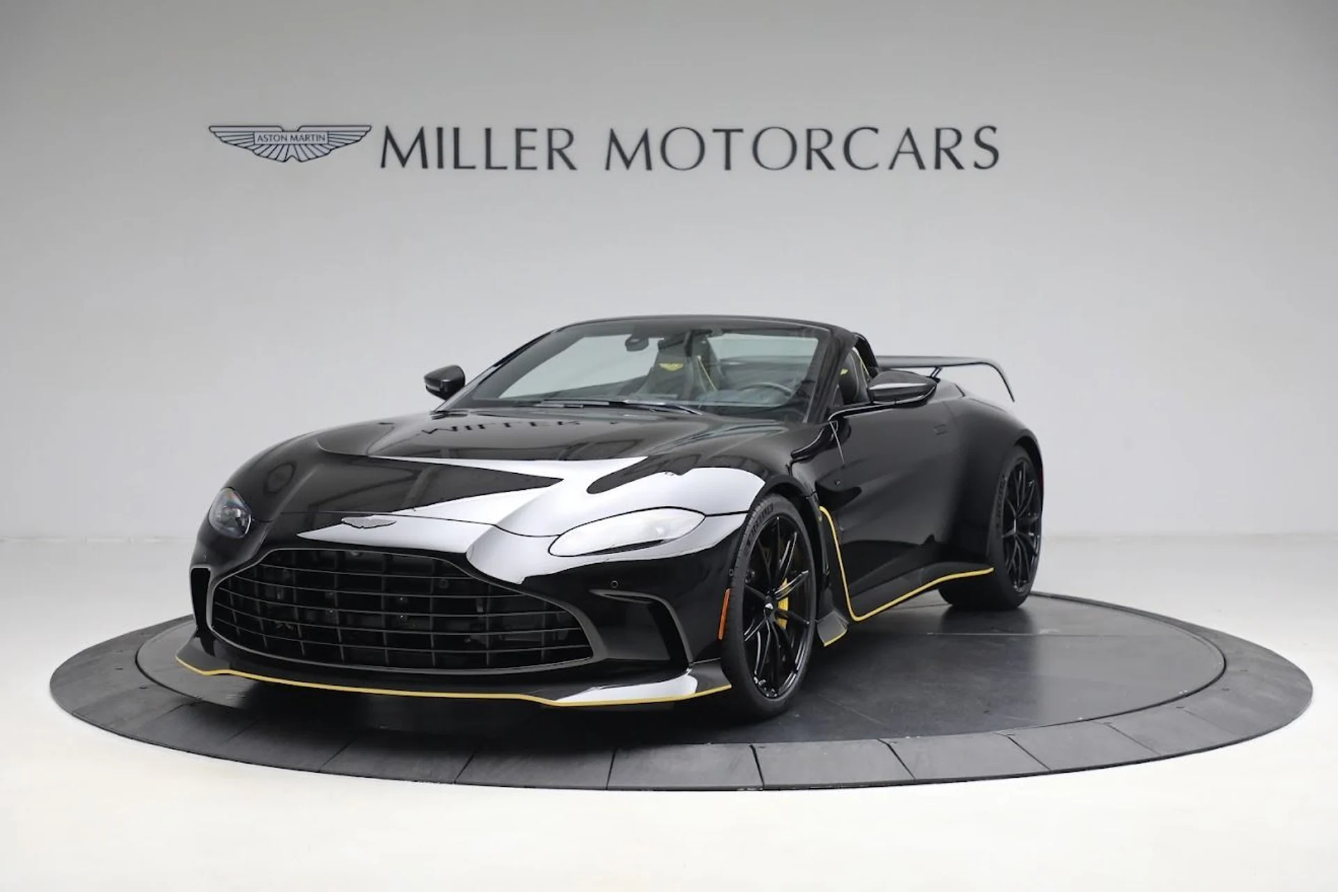 mph011_2206927279_Used_2023_Aston_Martin_Vantage_V12_1687444772_fc0385639e