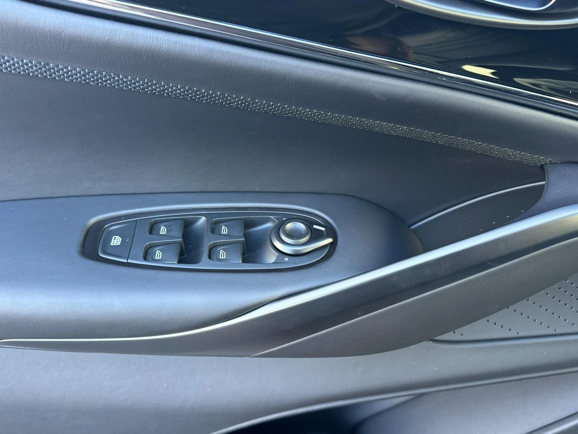mph011_2212524861_New_2026_Aston_Martin_DBX_1761314822_e6ef1f7c10