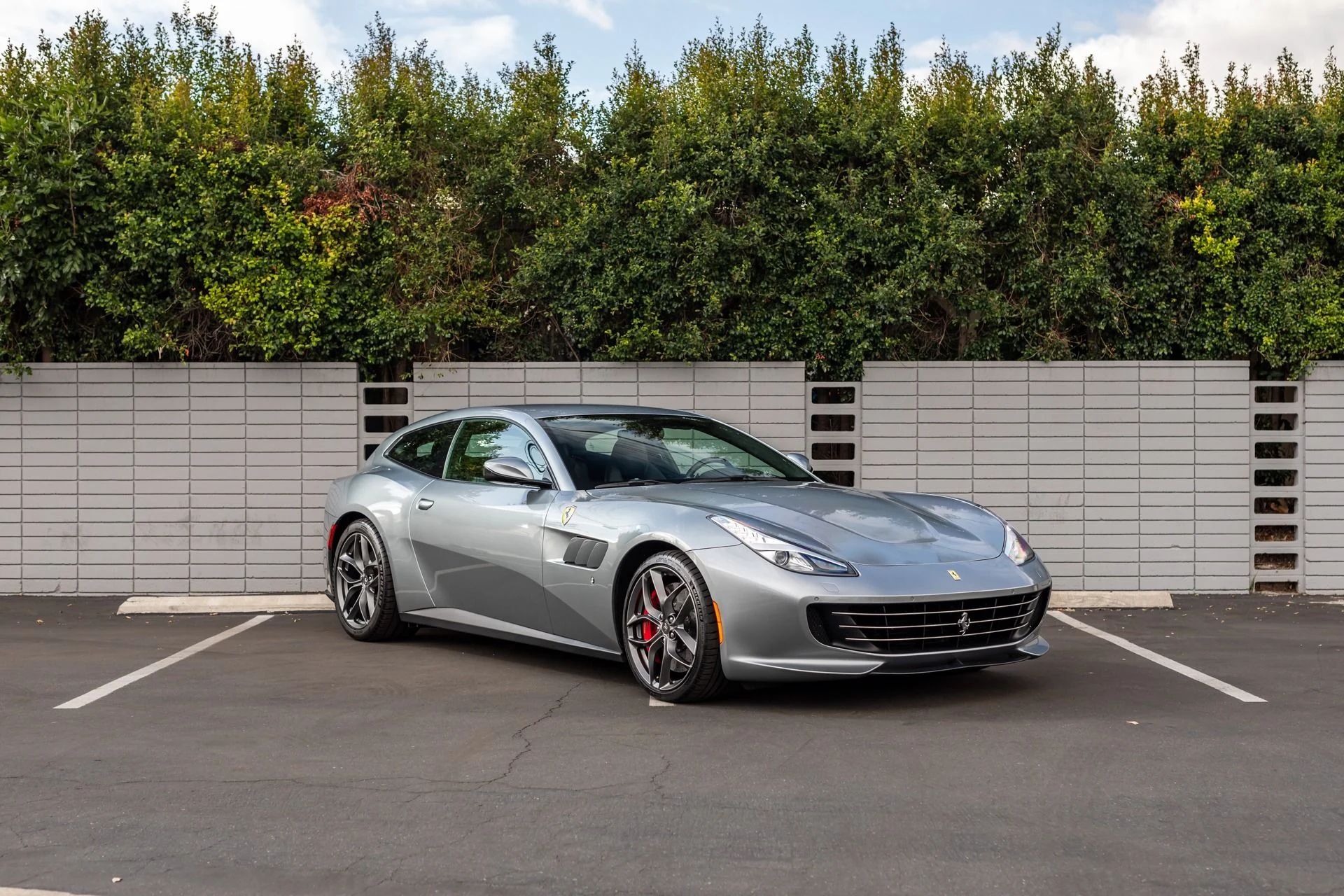 mph011_2213308811_Used_2018_Ferrari_GTC_4_Lusso_T_1701305203_3e172cd95a