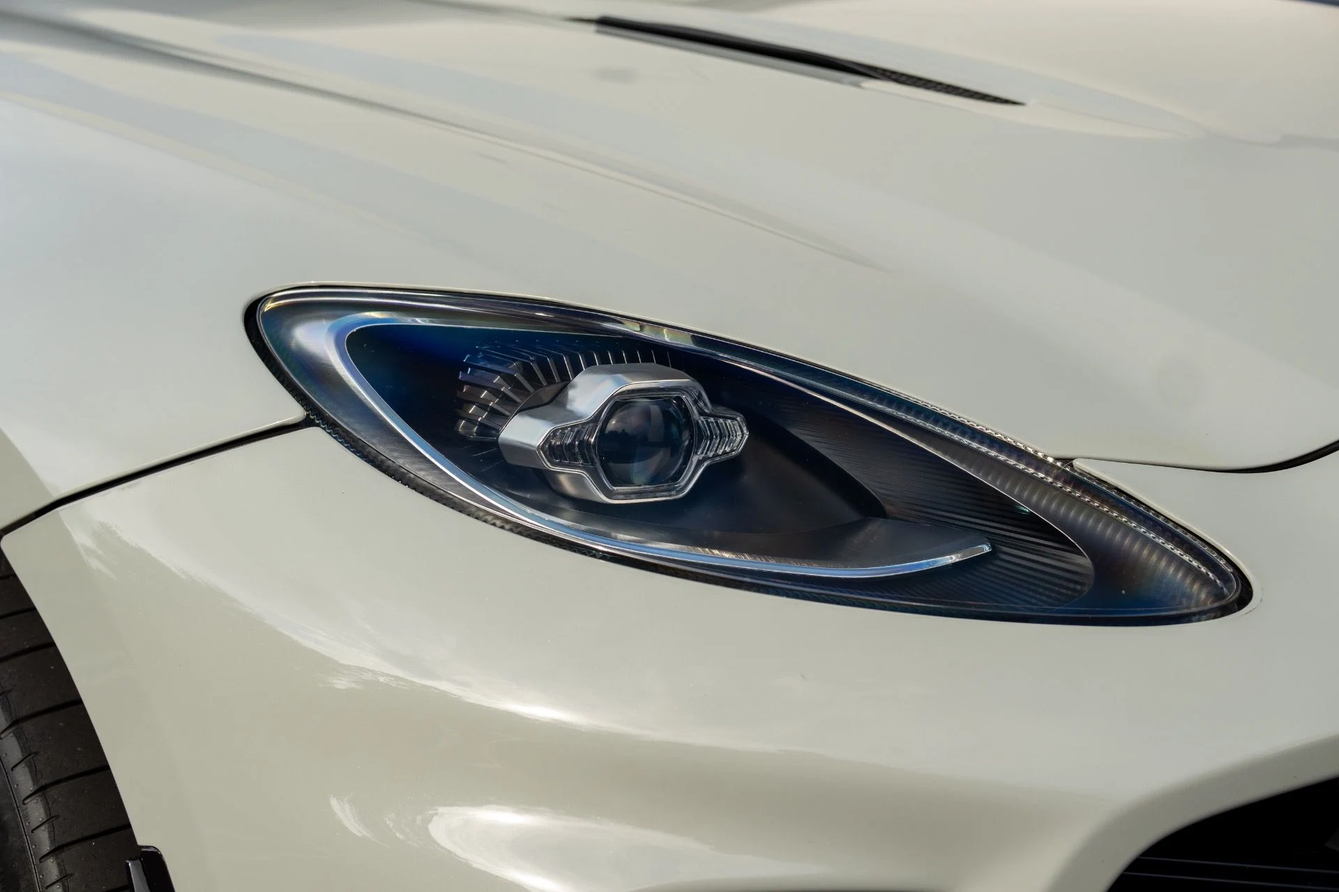 mph011_2228747267_Used_2023_Aston_Martin_DBX_707_1756441558_e1700ef7b7