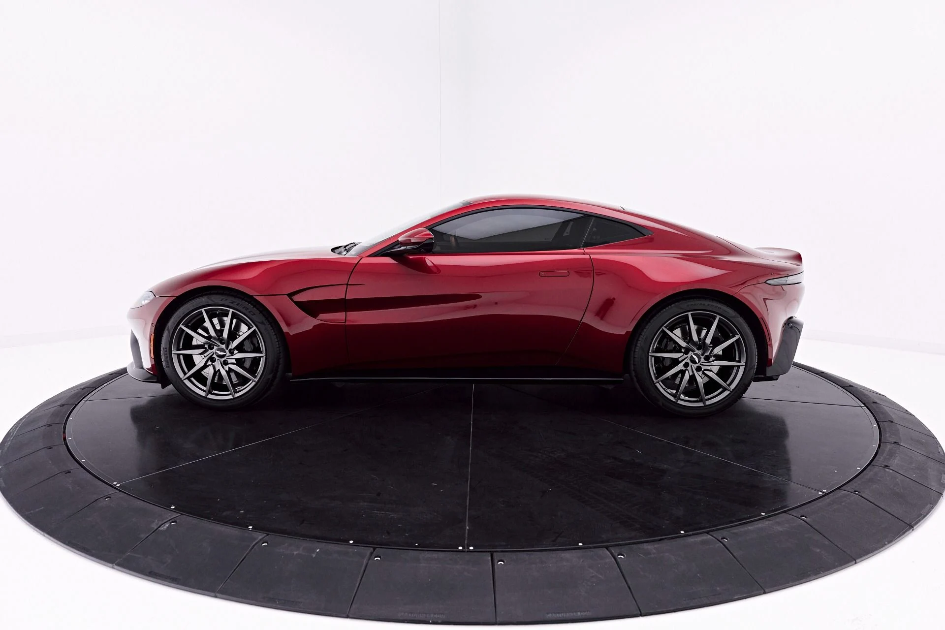 mph011_2237110965_Used_2020_Aston_Martin_Vantage_Base_1777504260_50be9e9bd5
