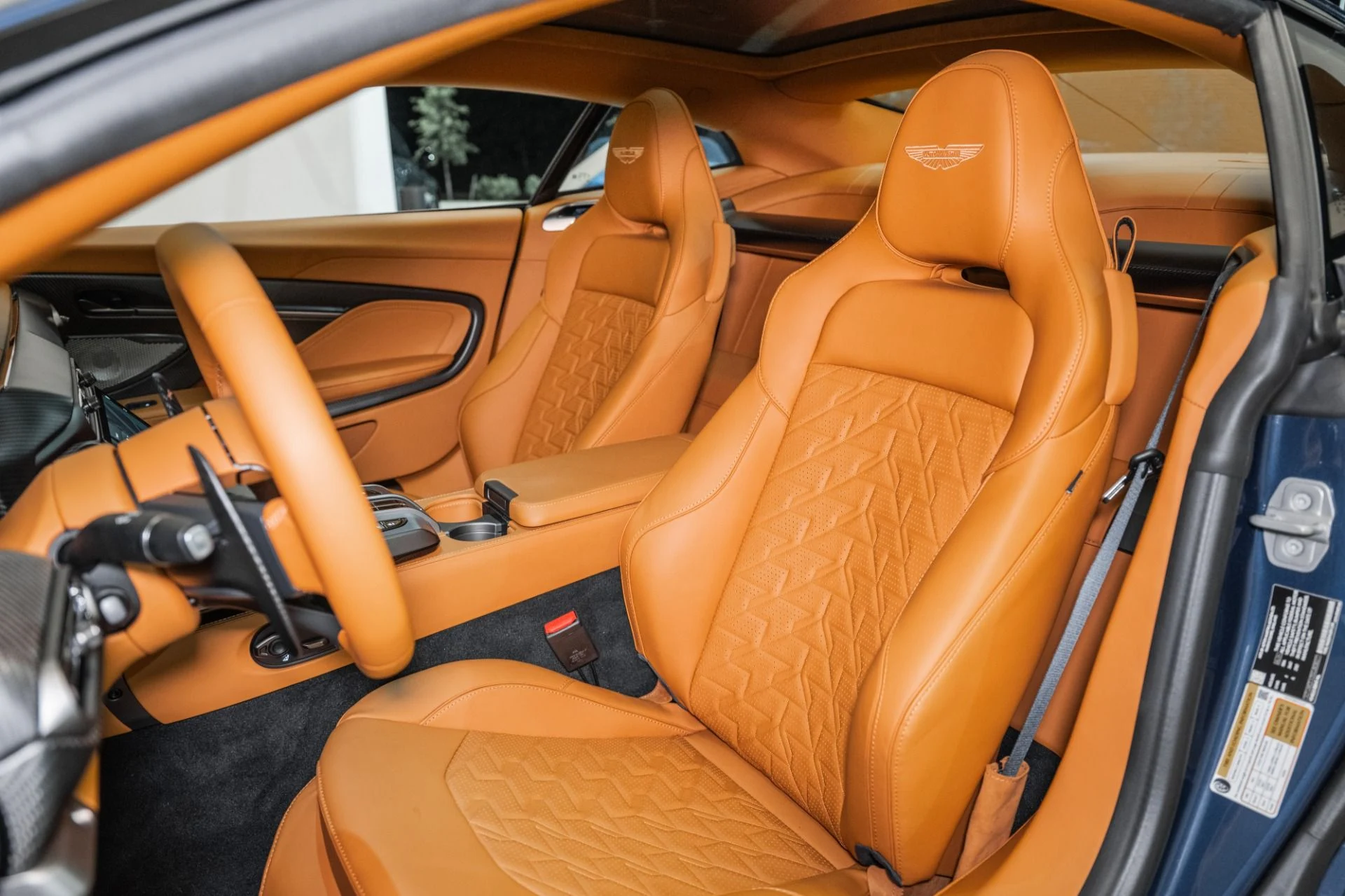 mph011_2270430802_Used_2025_Aston_Martin_Vanquish_1751745767_8a336baa07