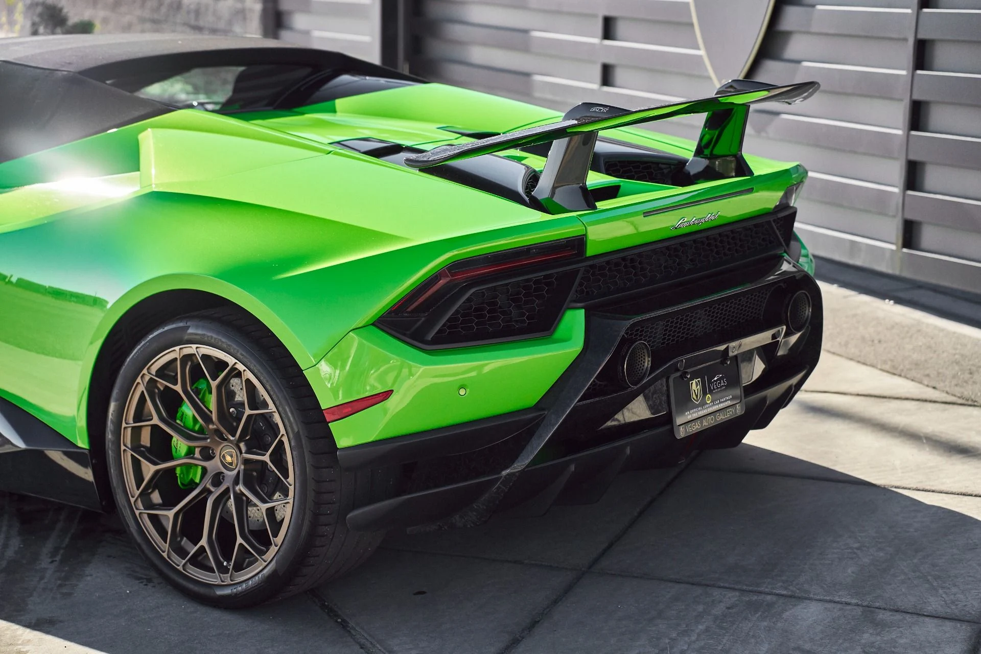 mph011_2289349534_Used_2019_Lamborghini_Huracan_Performante_Spyder_1764058250_b30b4d6089