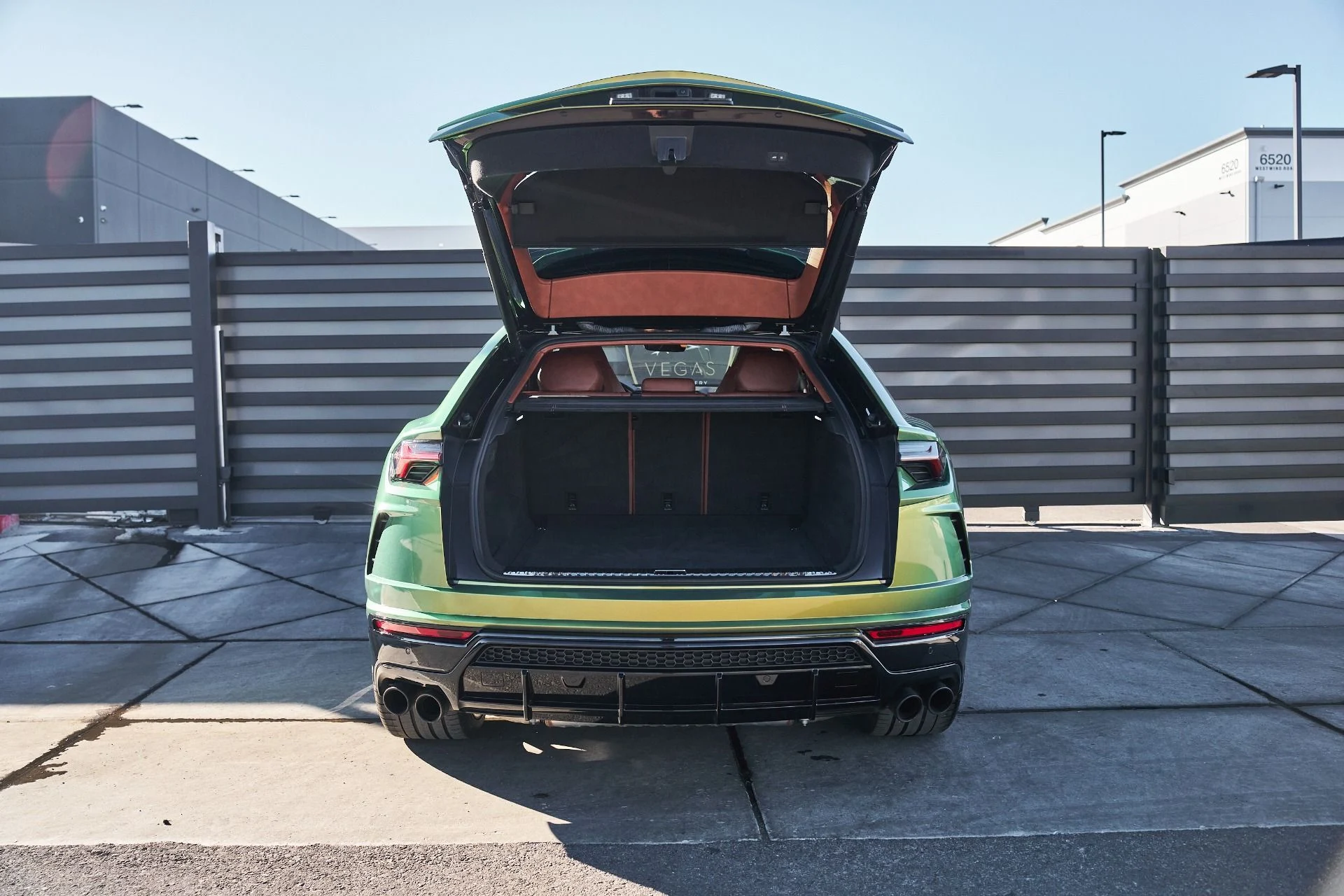 mph011_2297771024_Used_2022_Lamborghini_Urus_1764710416_0d099f12e2