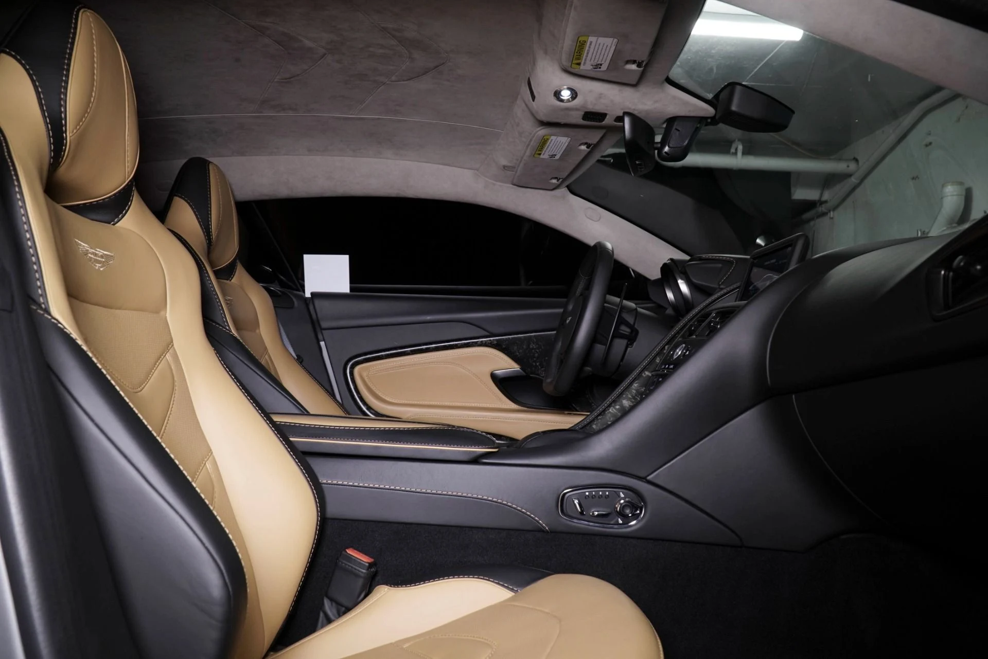 mph011_2300029129_Used_2020_Aston_Martin_DBS_Superleggera_1767029161_22c74c935a