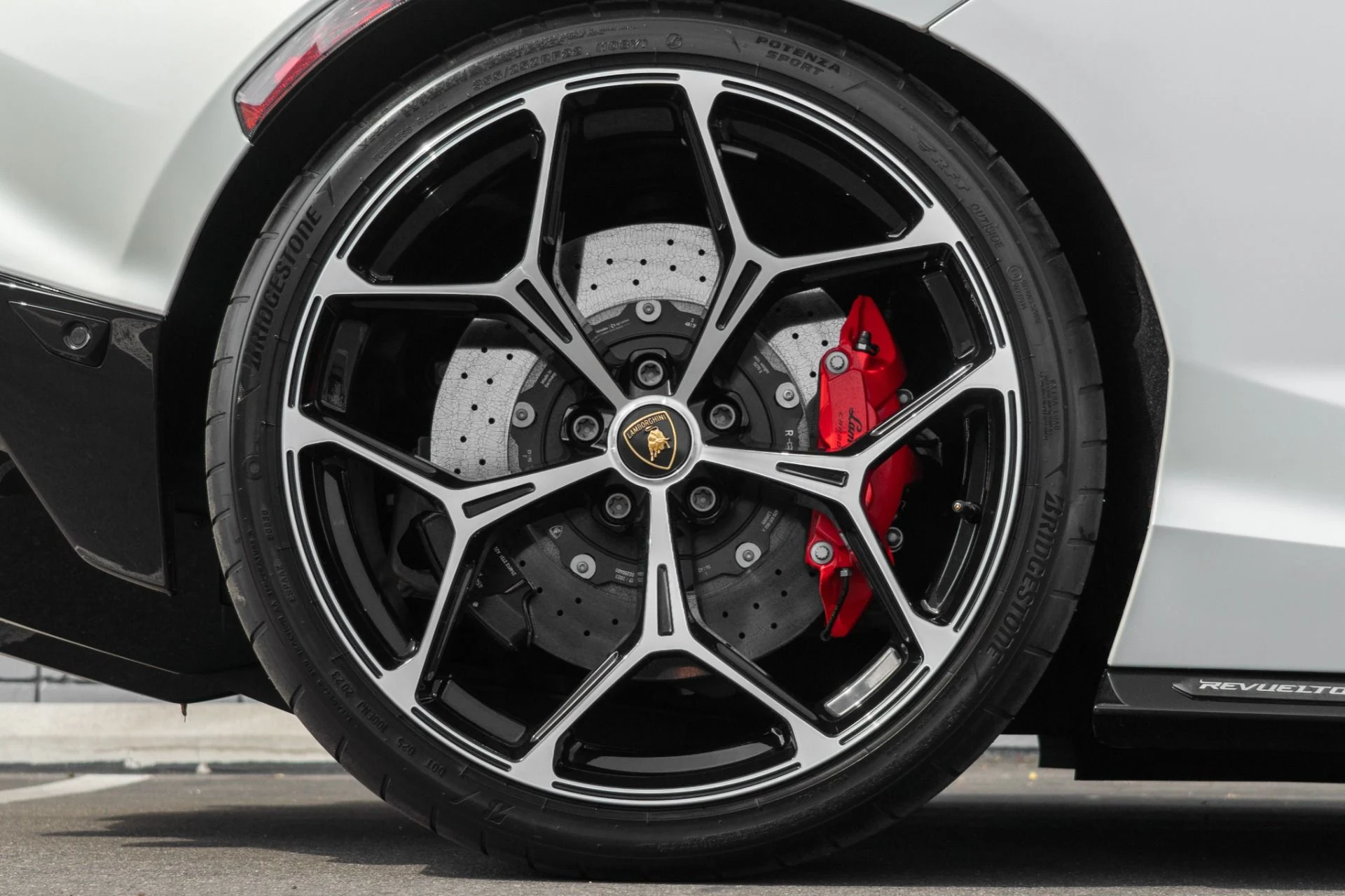 mph011_2300470332_Used_2024_Lamborghini_Revuelto_1759355869_5a47ad2697