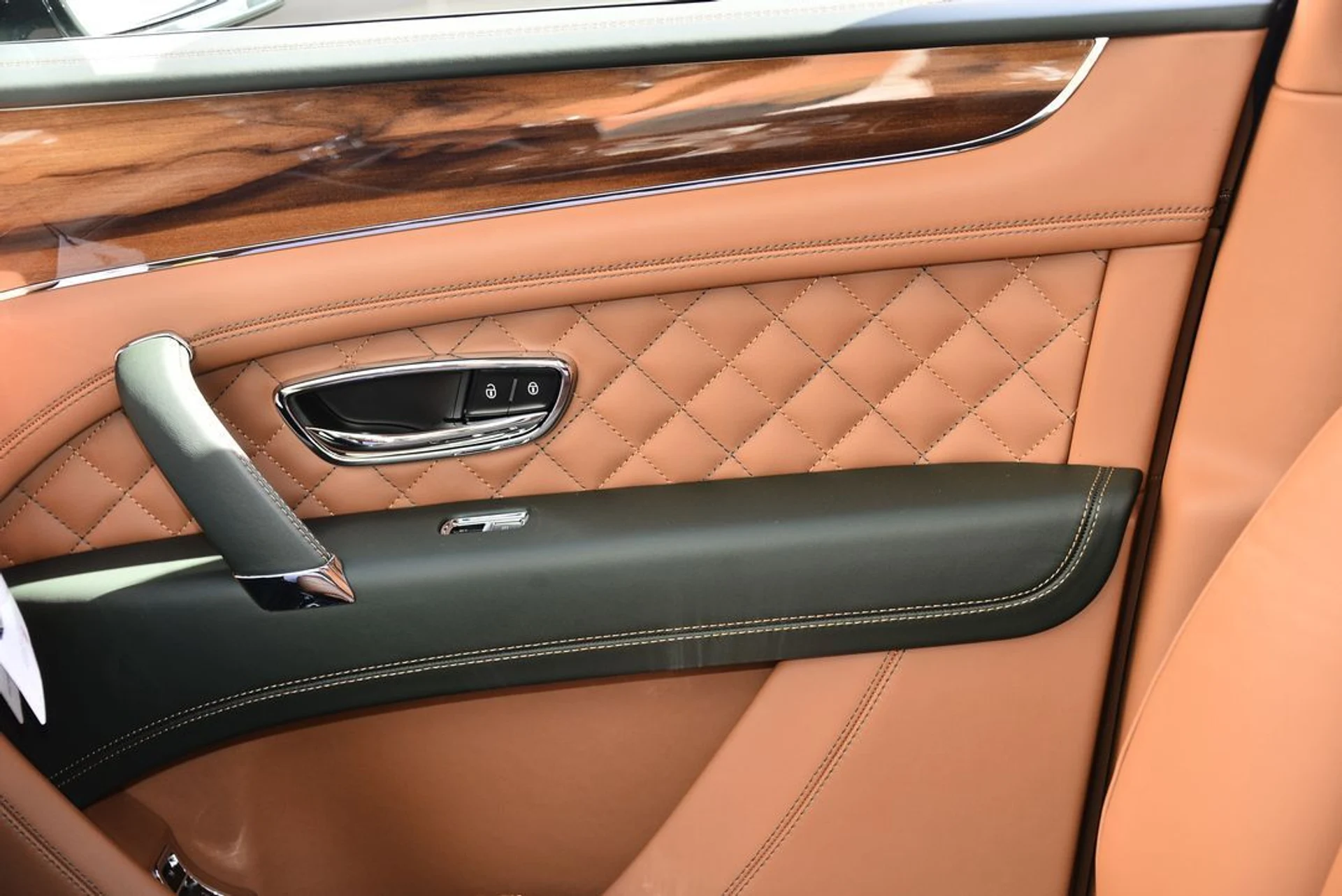 mph011_2300488938_8afff125cab8f7c32517c7addf5b7e30x_0932042df5