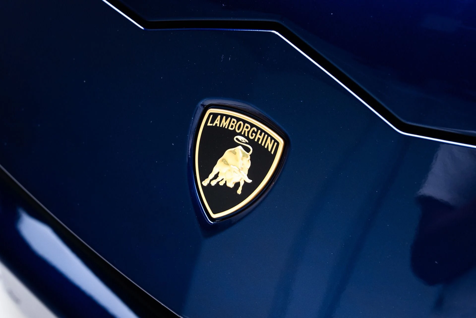 mph011_2325228504_Used_2022_Lamborghini_Urus_1775598124_748327347b