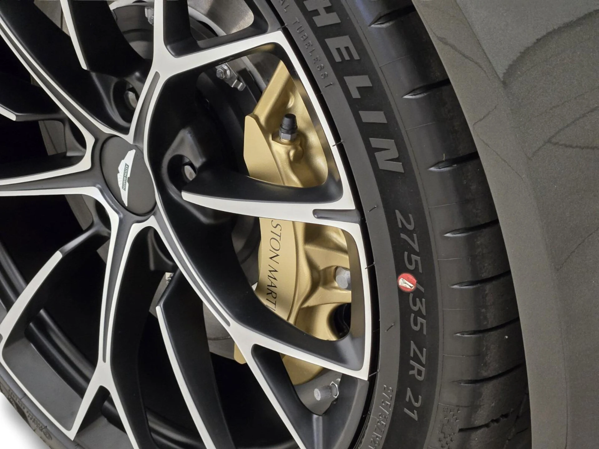 mph011_2327693156_New_2026_Aston_Martin_Vantage_S_1775625493_620e5699b1