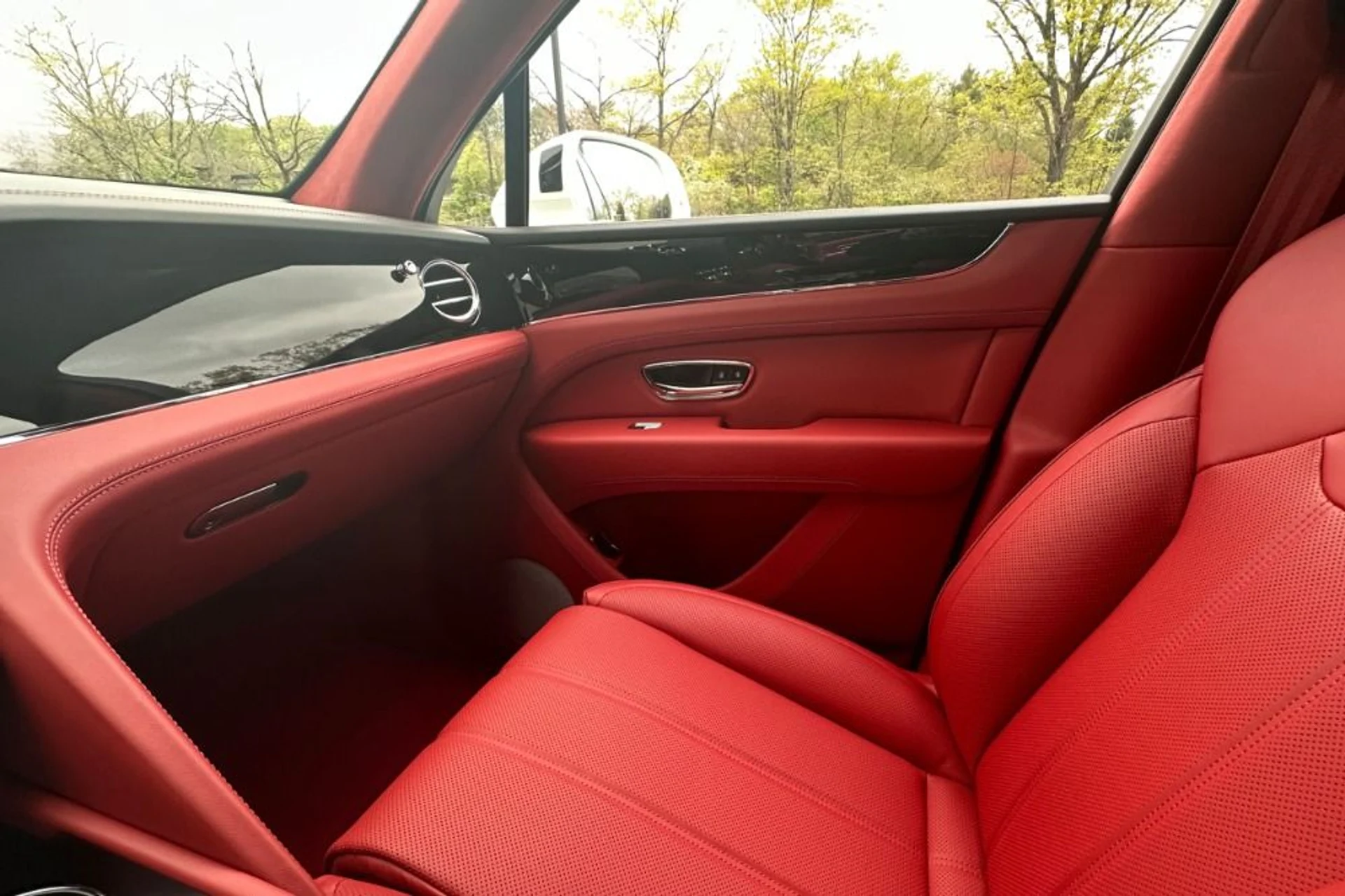 mph011_2332136899_New_2026_Bentley_Bentayga_1777900217_c12b6ecf8c