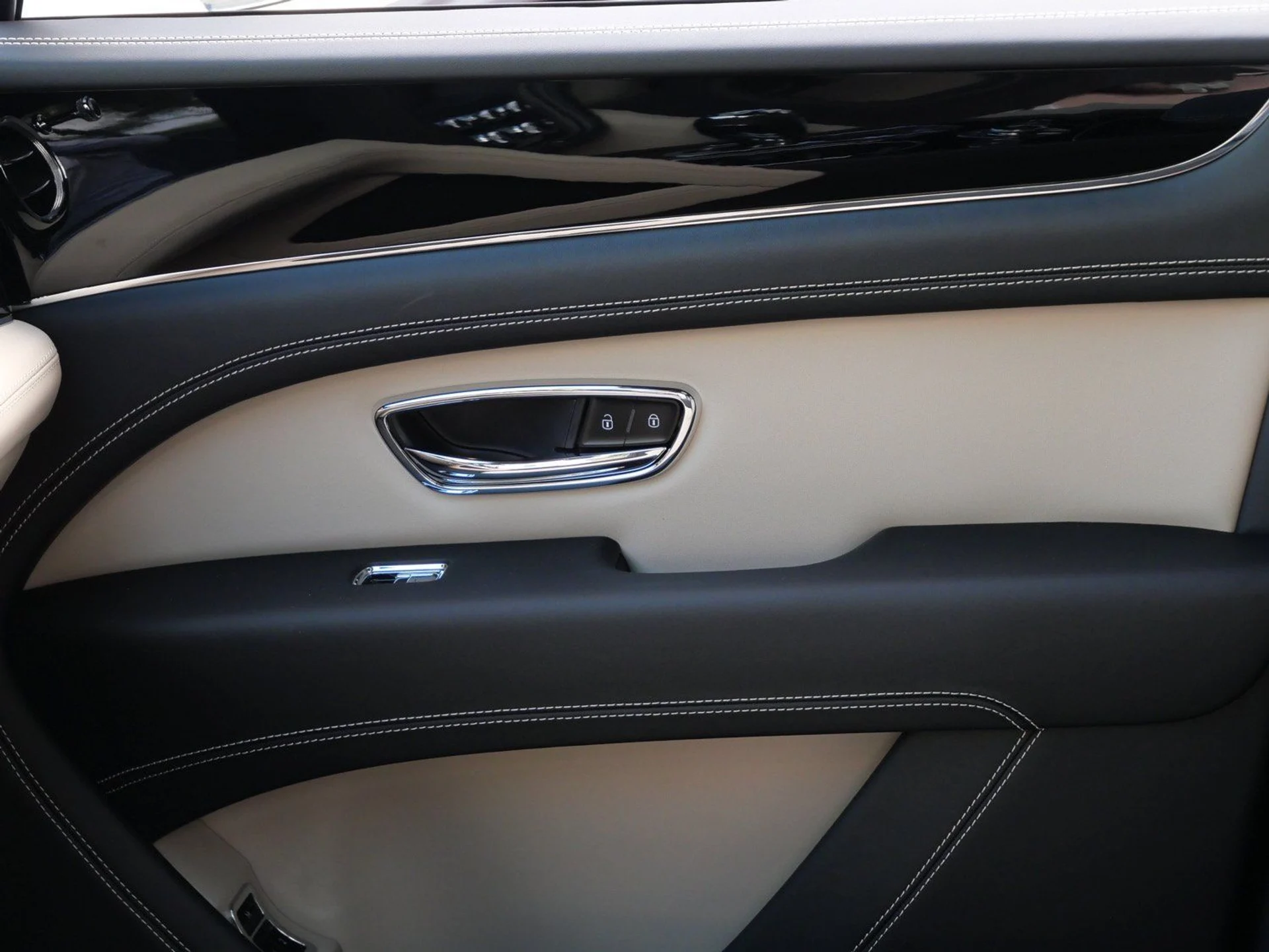 mph011_2334642078_ced309614001cacb78f7b061010e5896x_c24d0bd339