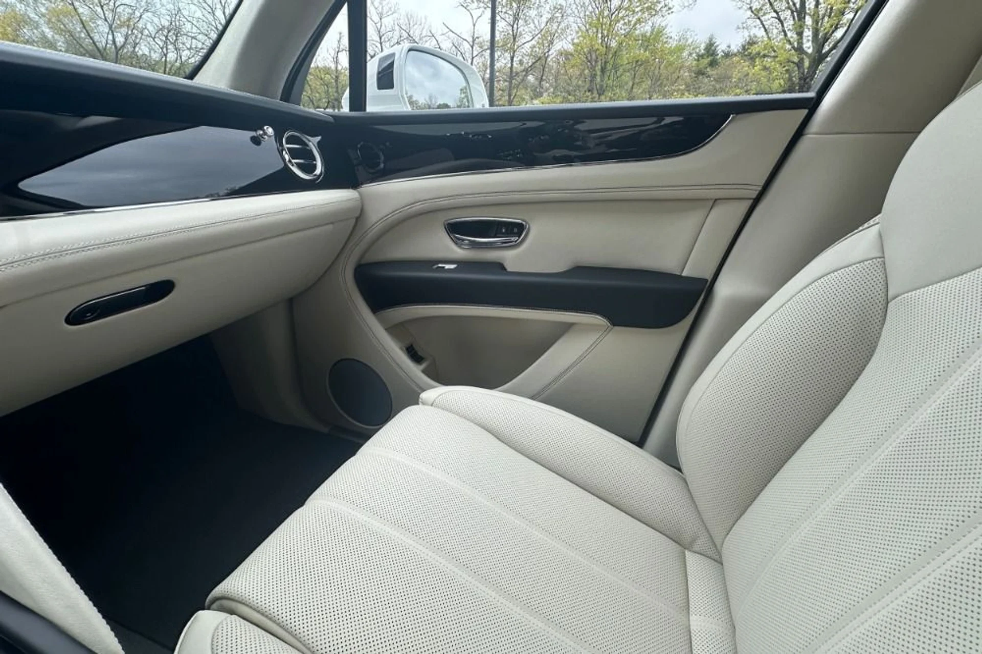 mph011_2335065531_New_2026_Bentley_Bentayga_1777900453_27c000b040