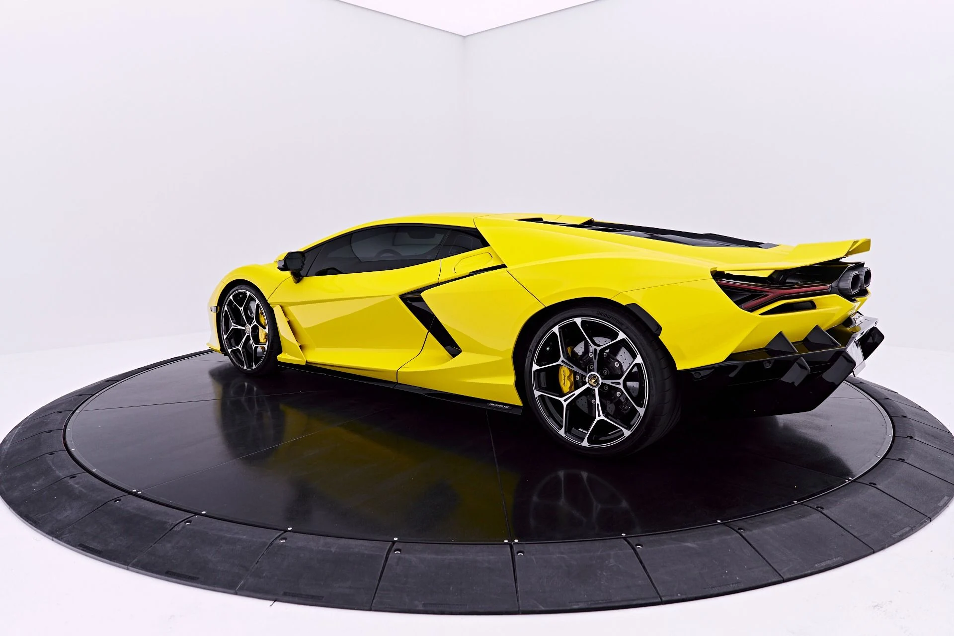 mph011_2351338171_Used_2026_Lamborghini_Revuelto_Base_1782198236_069ca70958