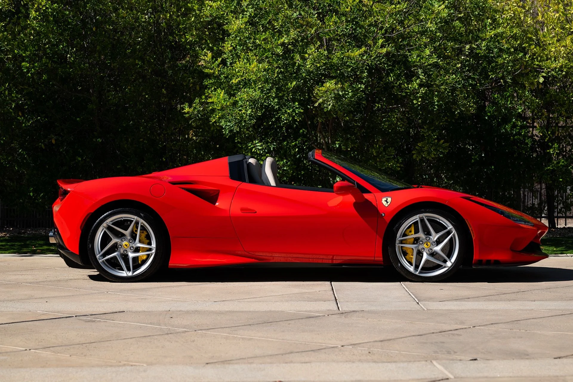 mph011_2353676939_Used_2022_Ferrari_F8_Spider_1791574017_619ce340d5