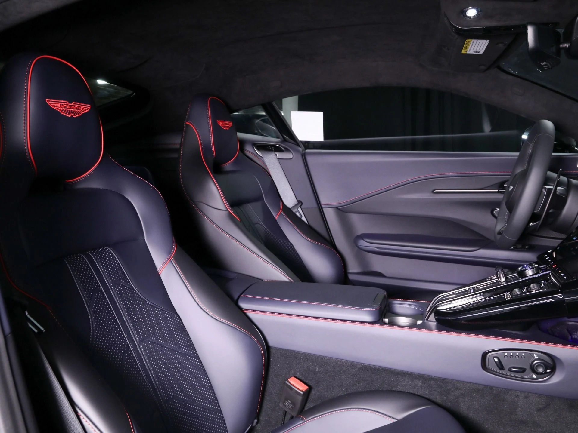 mph011_2359258717_New_2025_Aston_Martin_Vantage_1768457462_632c56a57d