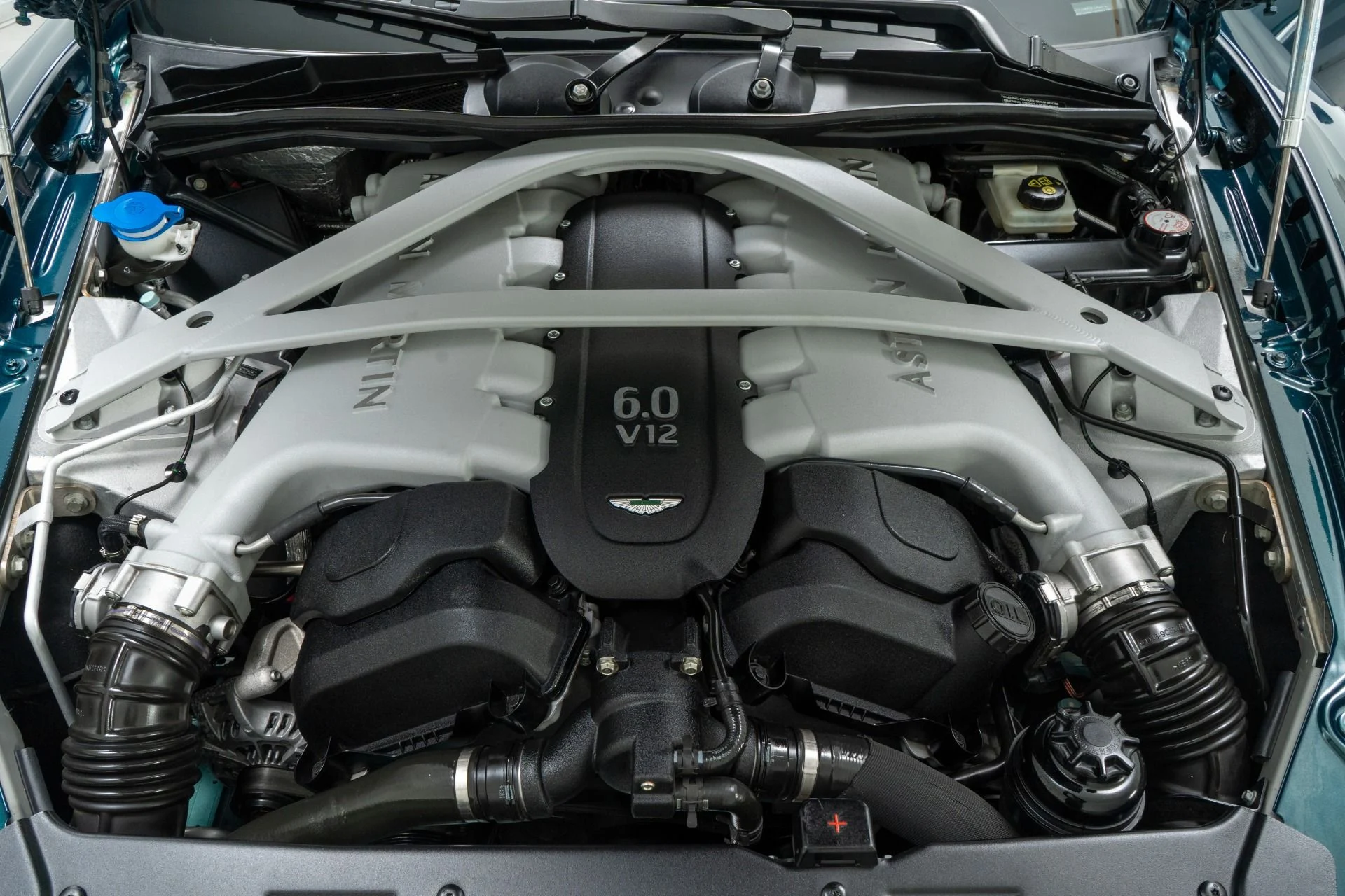 mph011_2366812805_Used_2015_Aston_Martin_DB_9_Volante_1759413390_23256cebe0