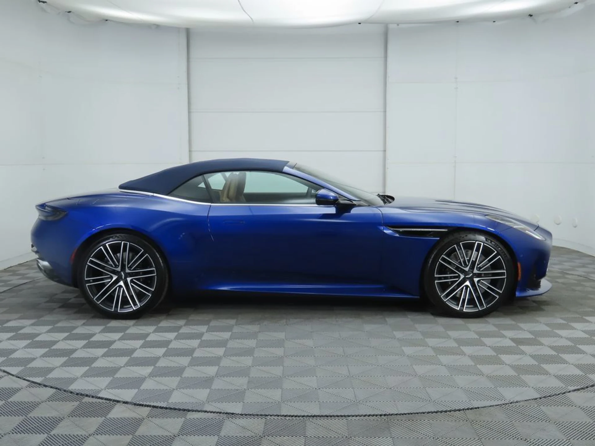 mph011_2385337200_used_2026_aston_martin_db12_volante_8119_23037586_12_1024_5c982c871f
