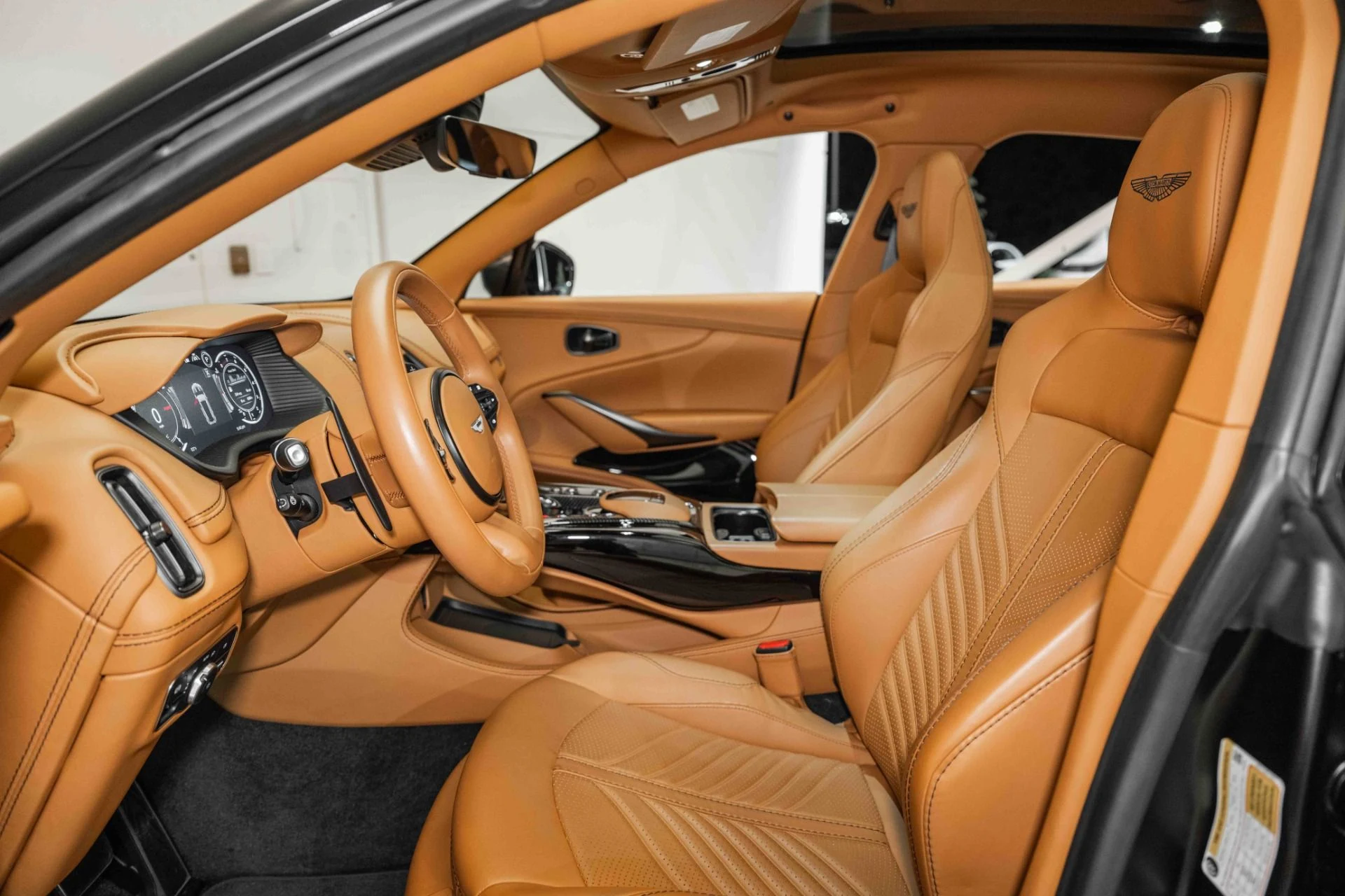 mph011_2394238542_Used_2023_Aston_Martin_DBX_707_1720795210_f5dac8abf3