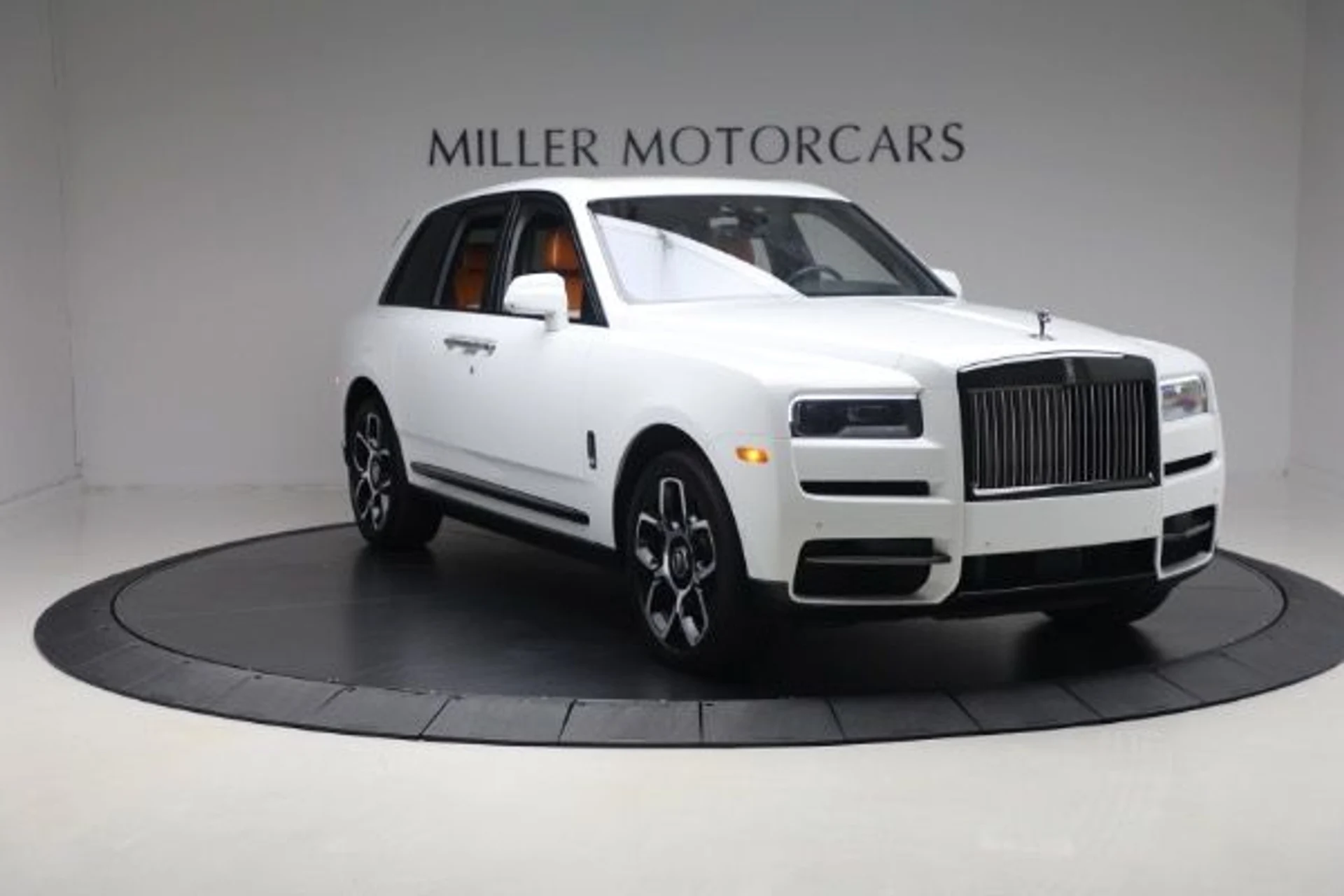 mph011_2413576442_Used_2022_Rolls_Royce_Black_Badge_Cullinan_04a1f94749