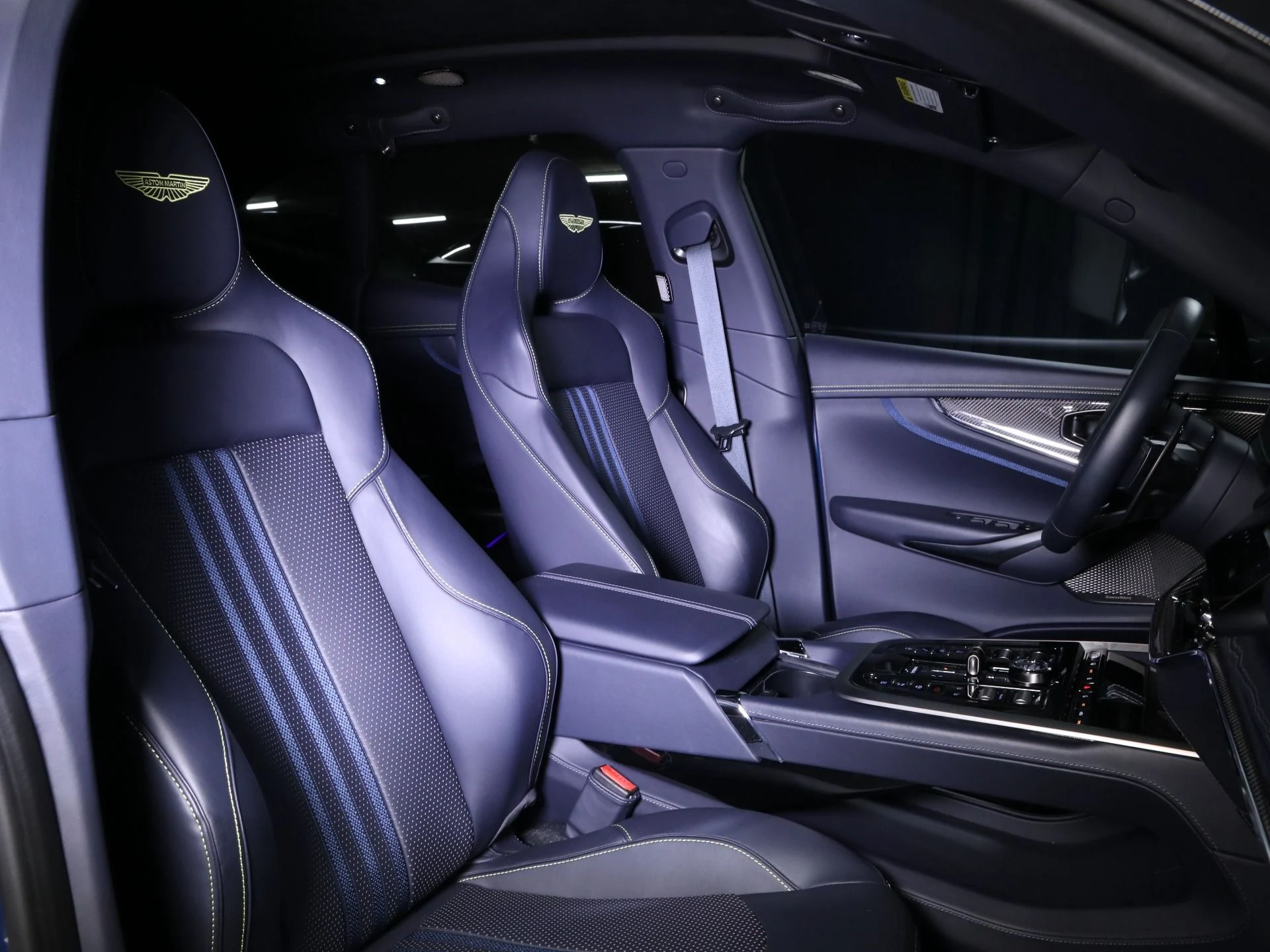 mph011_241516728_Used_2025_Aston_Martin_DBX_707_1758482784_b7aa4ae463