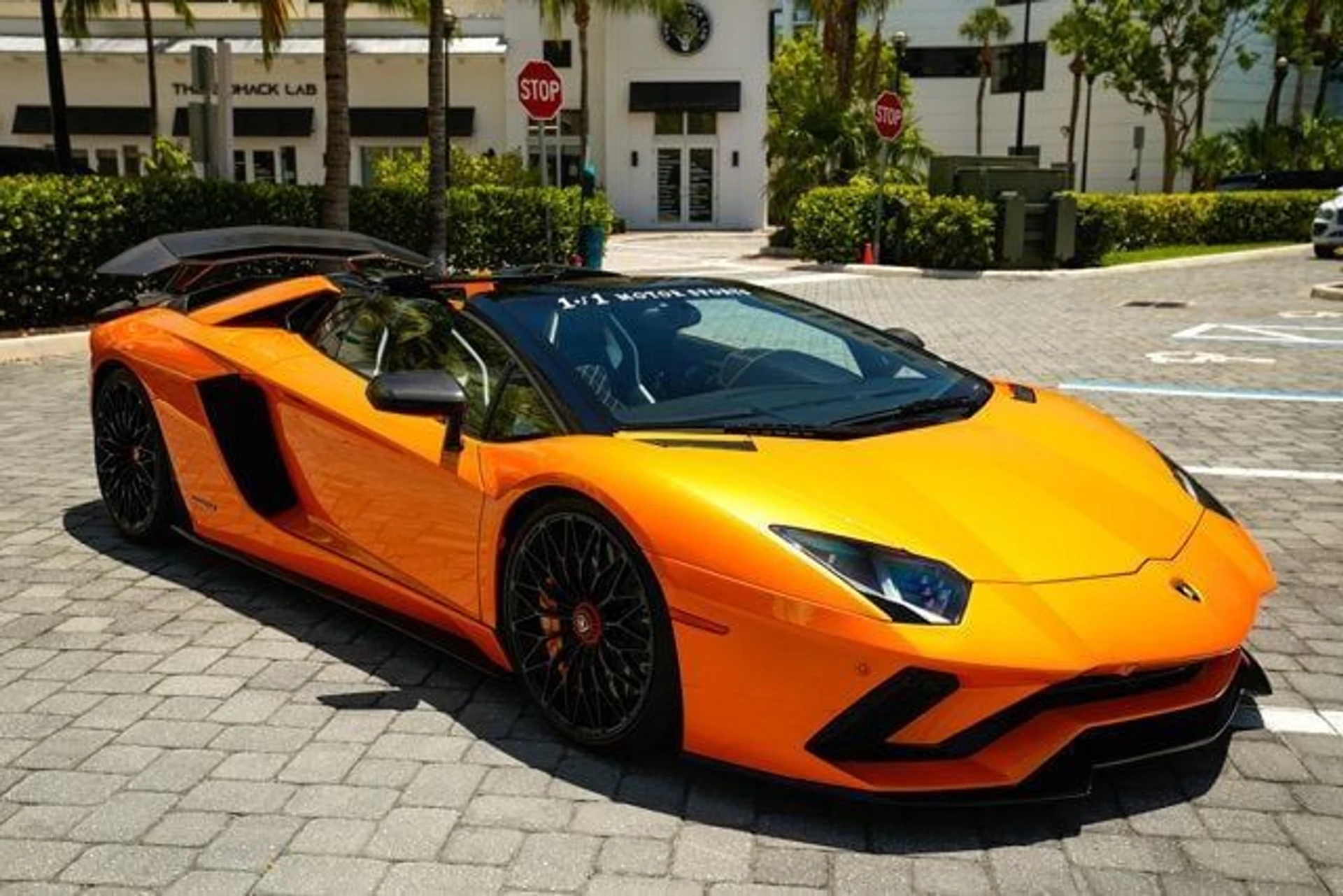 mph011_2446082385_used_2018_lamborghini_aventador_sroadster_14354_22897283_12_640_e9ee0637b1