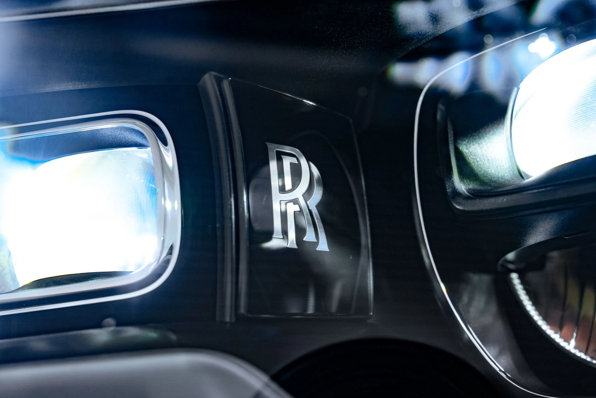 mph011_2450641175_Used_2023_Rolls_Royce_Black_Badge_Cullinan_1775515525_4f6a3f9103