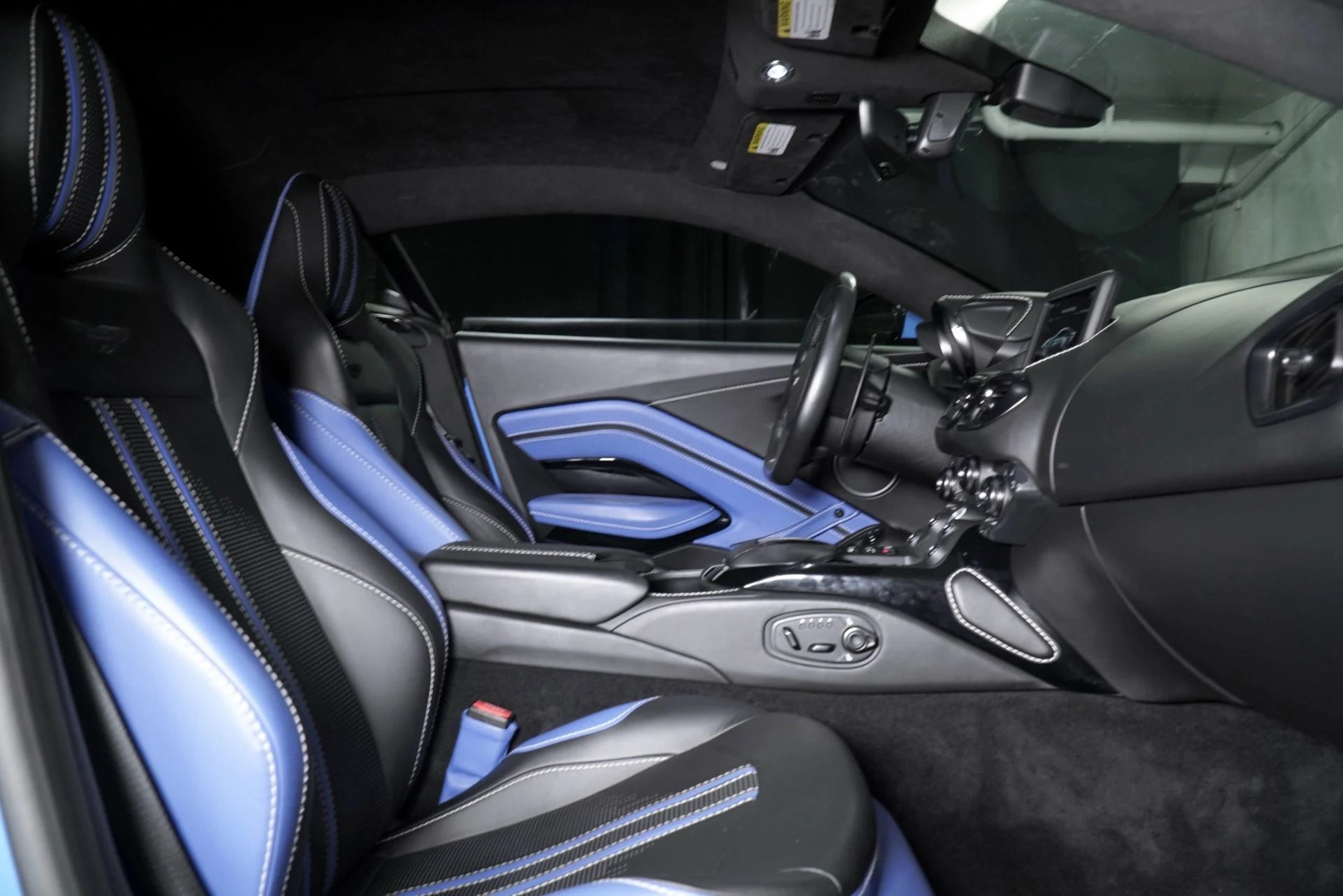 mph011_2451533361_Used_2021_Aston_Martin_Vantage_1770366066_0c15a09d9d