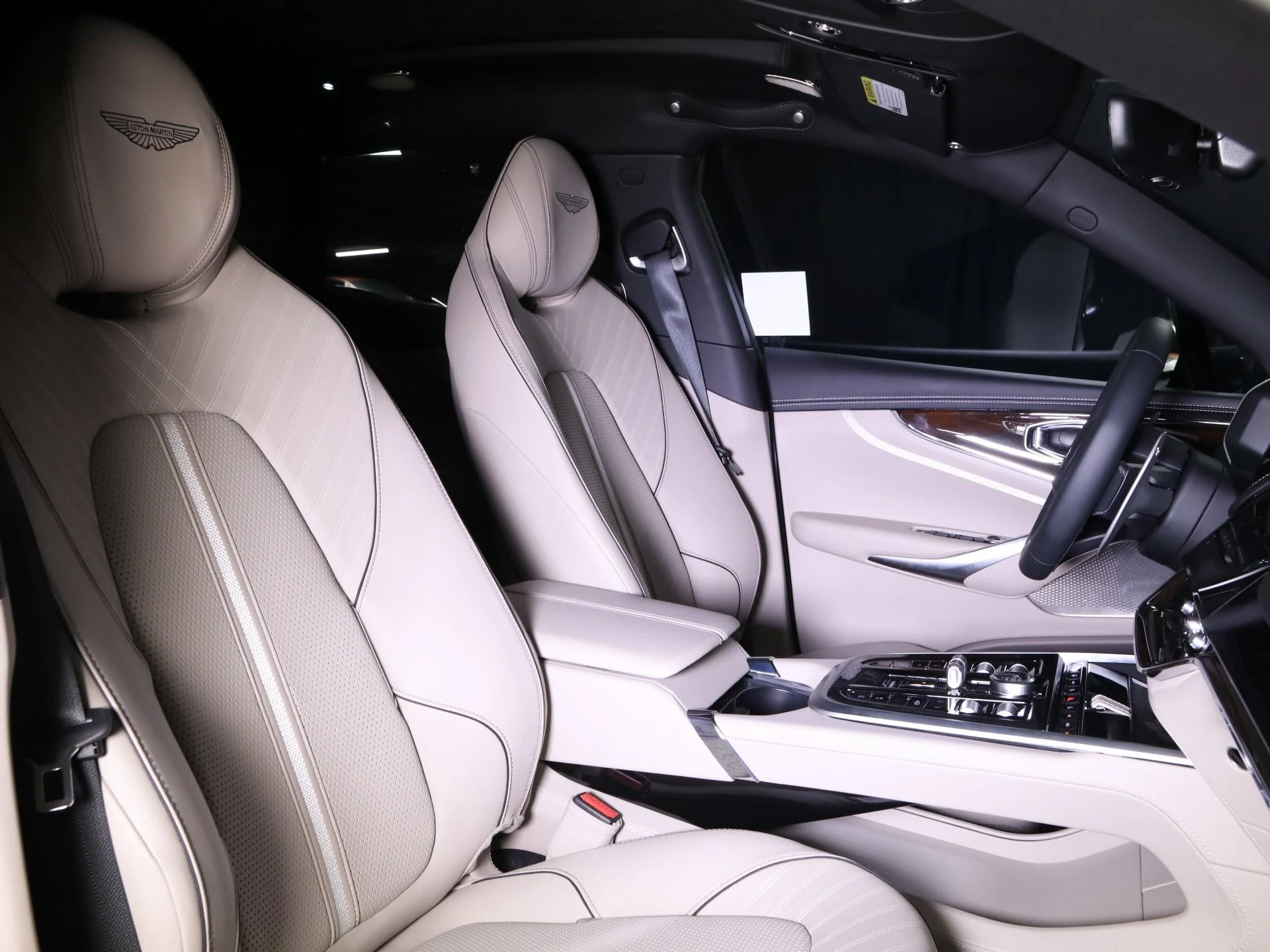 mph011_2455094941_New_2025_Aston_Martin_DBX_707_1758482586_9b17794c42