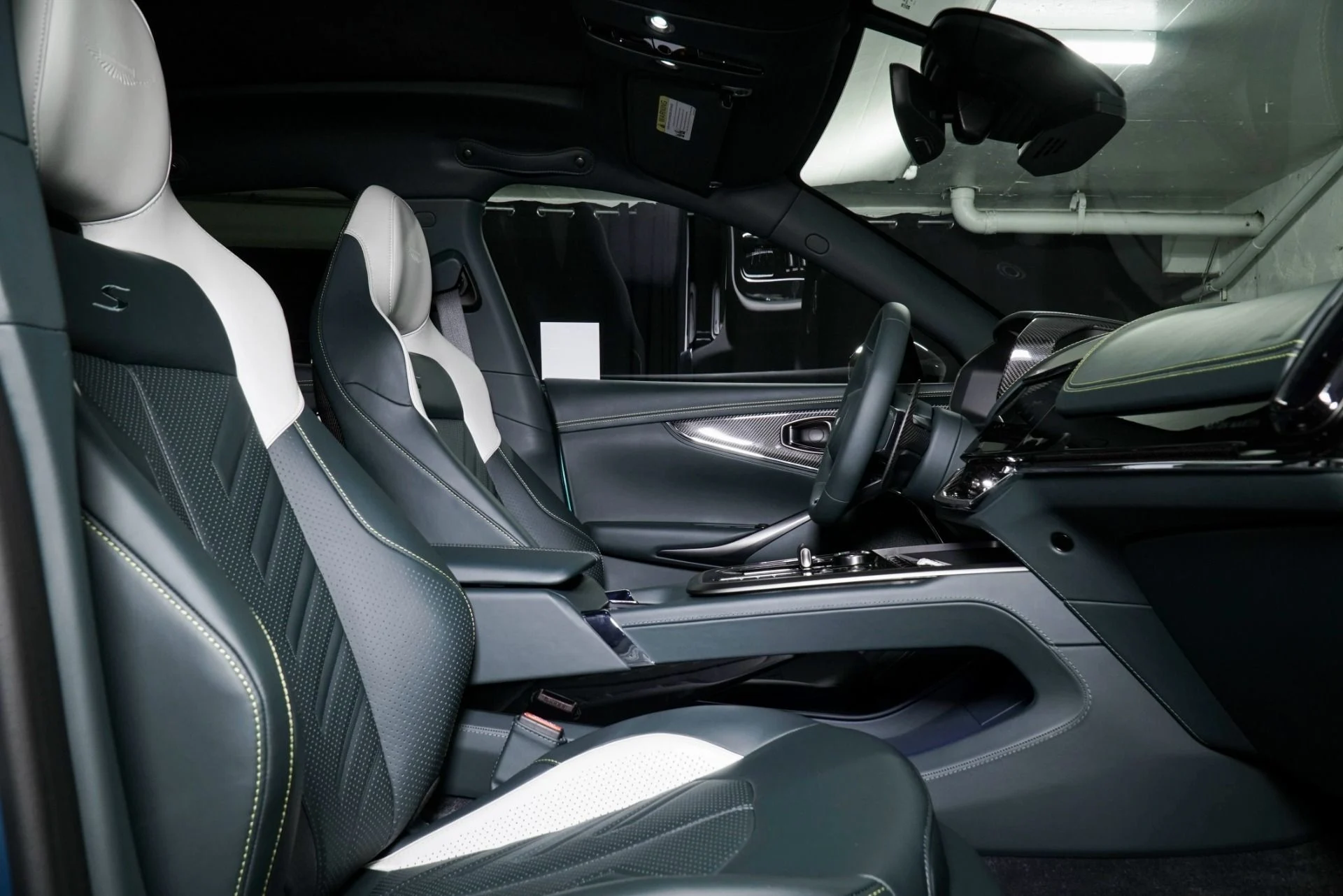 mph011_246293838_New_2026_Aston_Martin_DBX_S_1768416197_d59e85fbb3