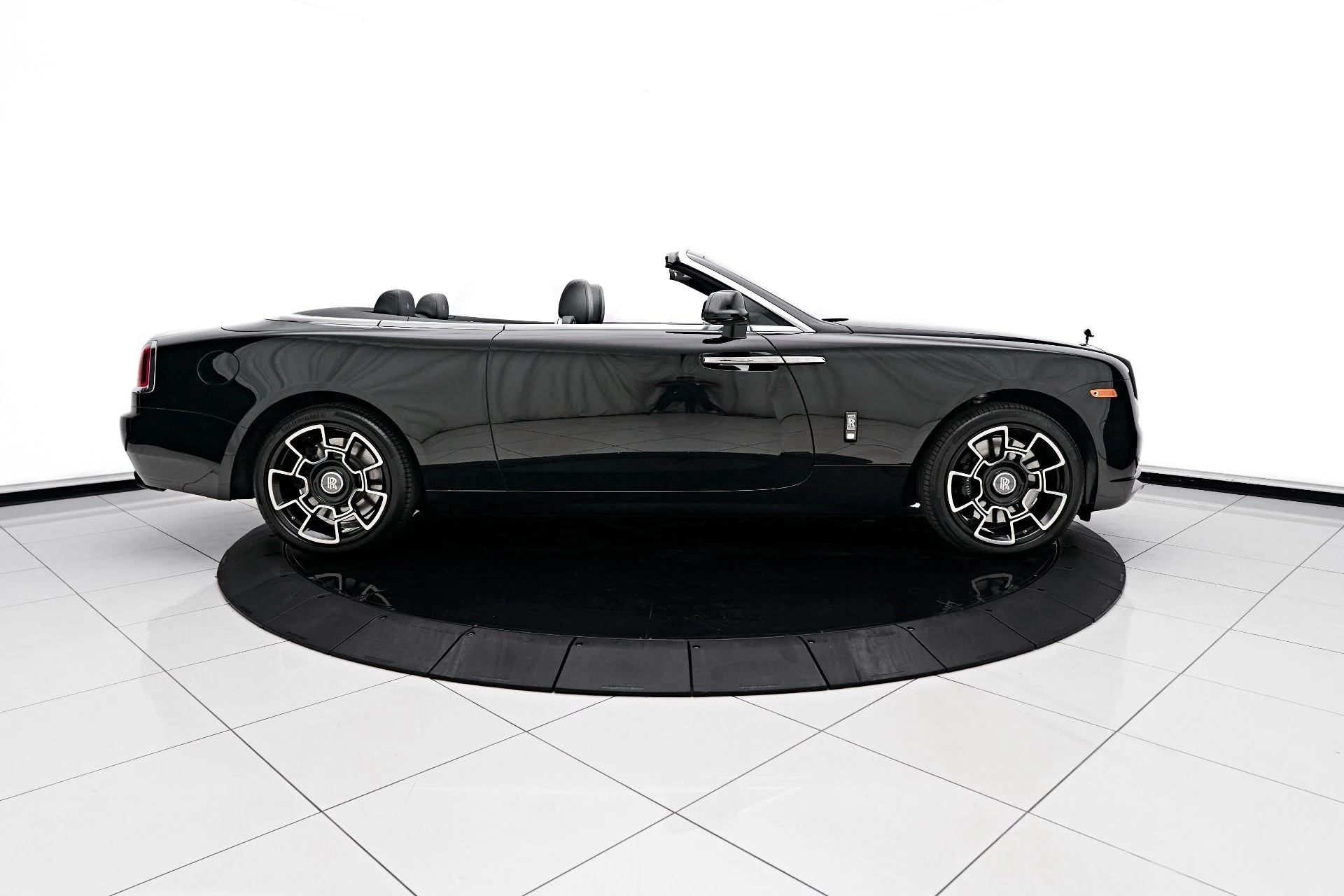 mph011_2482855733_Used_2018_Rolls_Royce_Dawn_Base_1712097655_d8392cdcd7