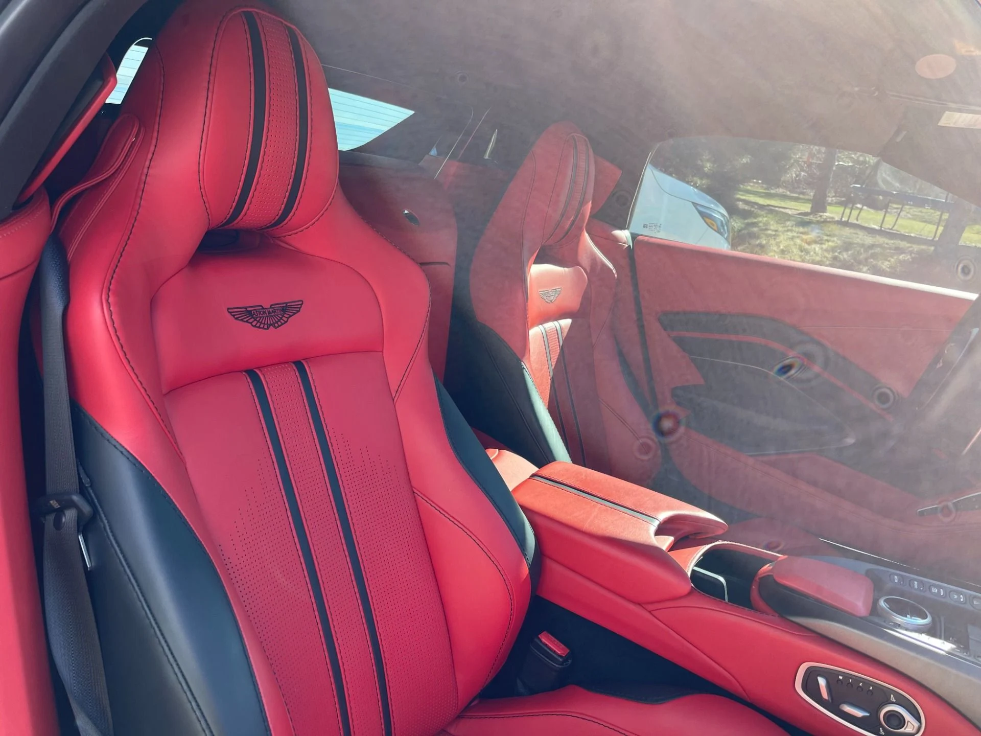 mph011_2483947512_Used_2021_Aston_Martin_Vantage_1762561122_8236cc10bc