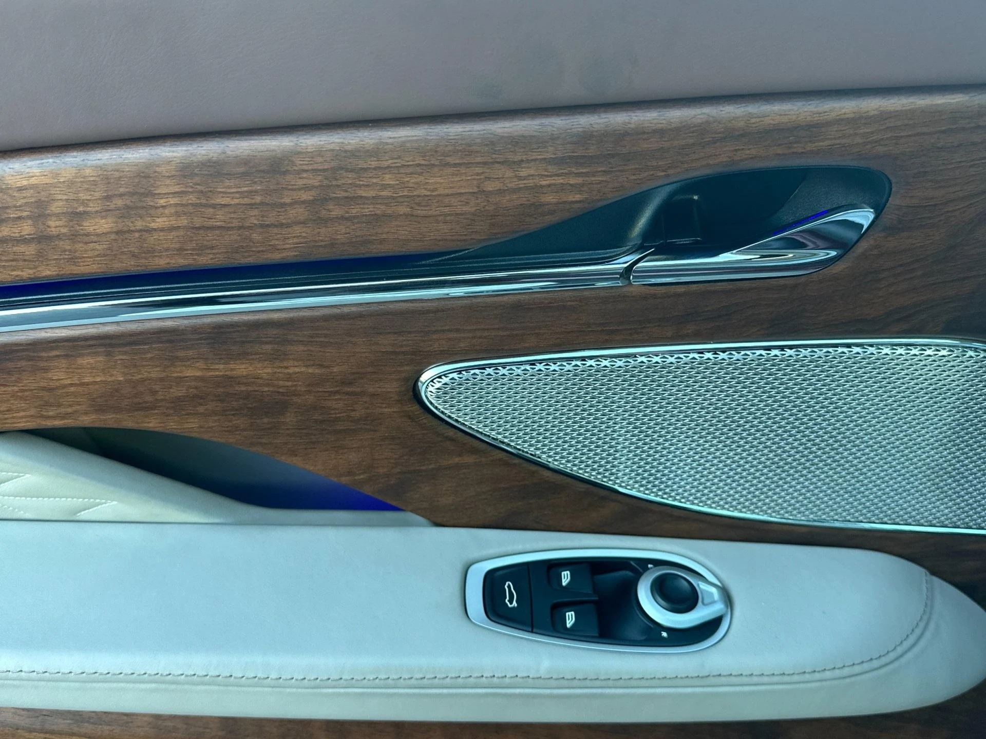 mph011_2489398819_New_2025_Aston_Martin_DB_12_1761746939_55eb08df26