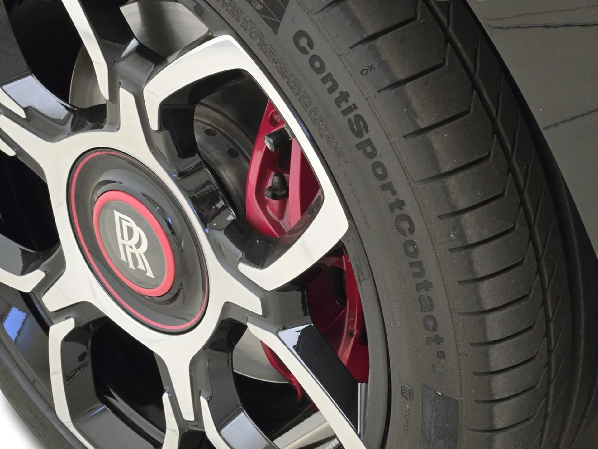 mph011_2509611027_Used_2022_Rolls_Royce_Black_Badge_Cullinan_1773381760_2f7b847928