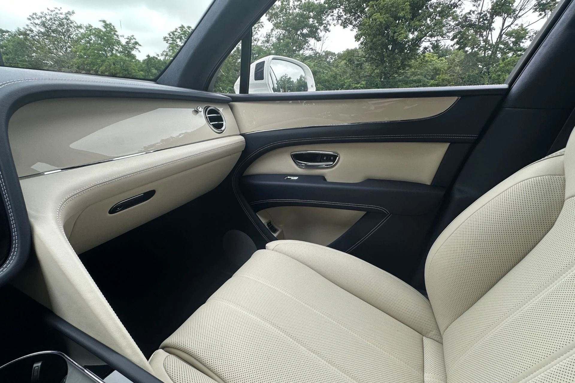 mph011_2550025145_New_2026_Bentley_Bentayga_V8_1784720137_3751cecd4b
