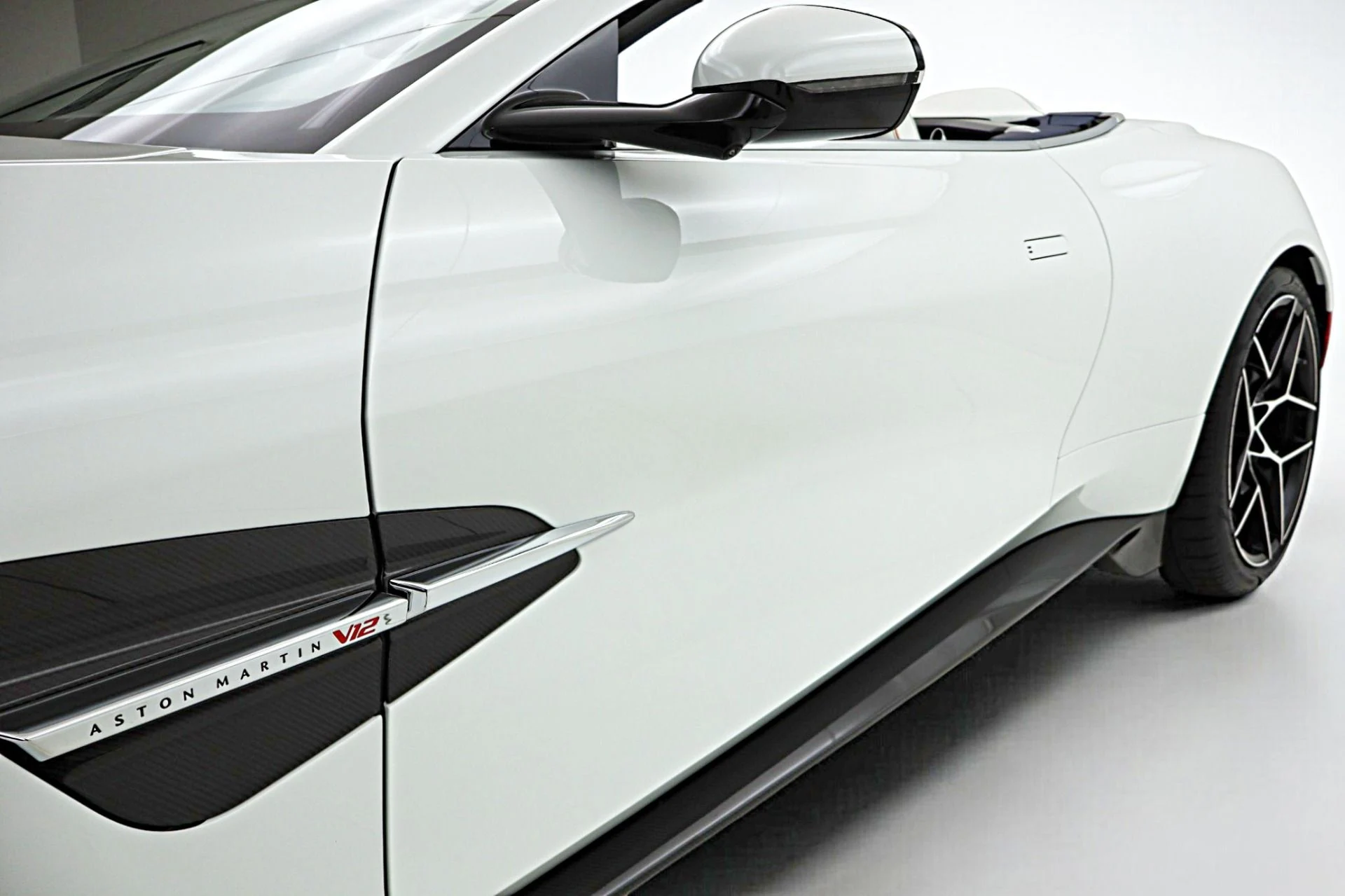 mph011_2550096329_New_2026_Aston_Martin_Vanquish_Volante_50b5a43bcc