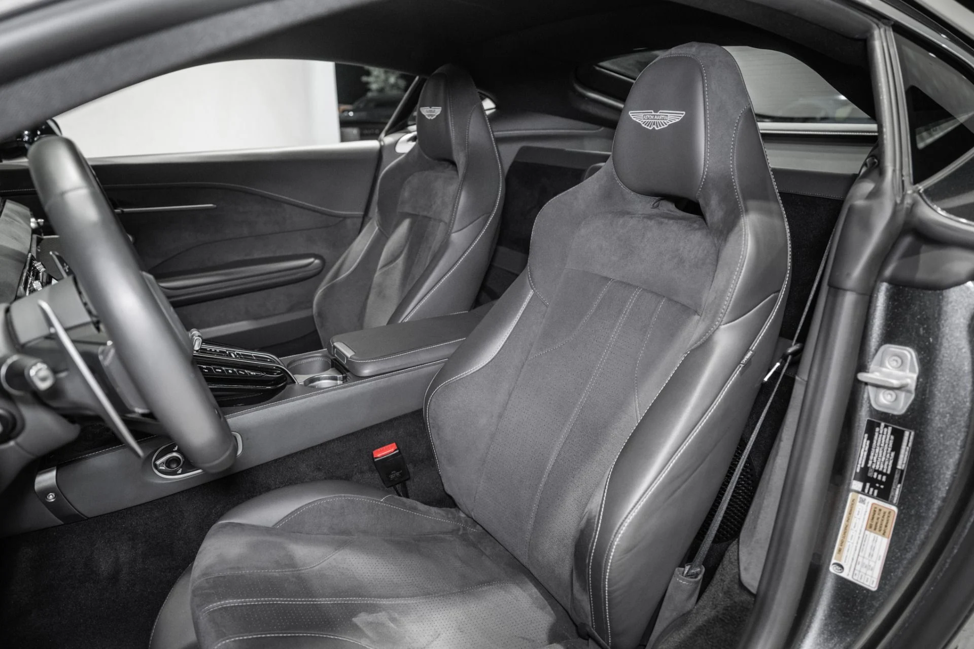 mph011_2566741138_Used_2025_Aston_Martin_Vantage_1784563036_6f03125622