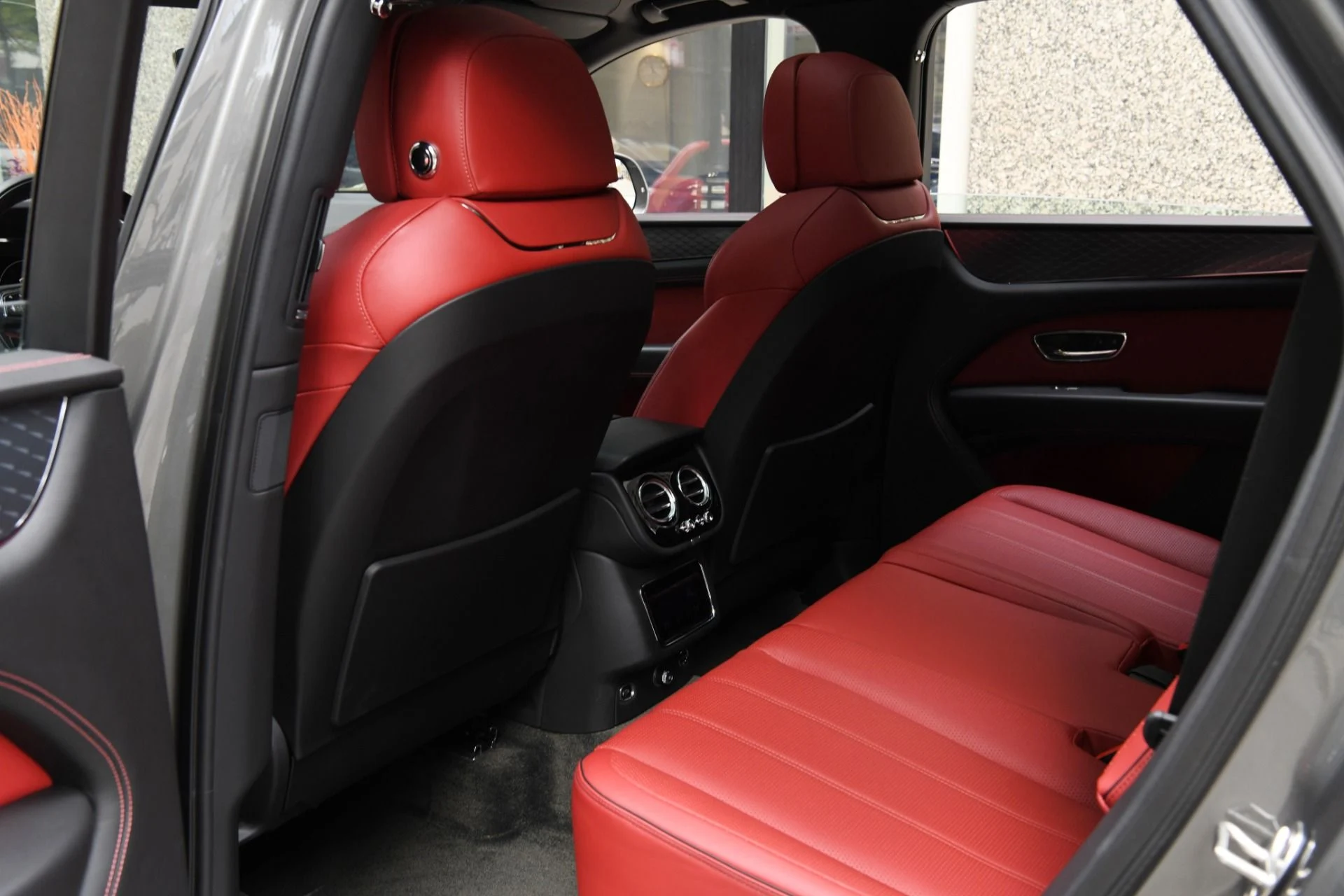 mph011_2583816698_Used_2021_Bentley_Bentayga_V8_1761946591_10a85a61e6