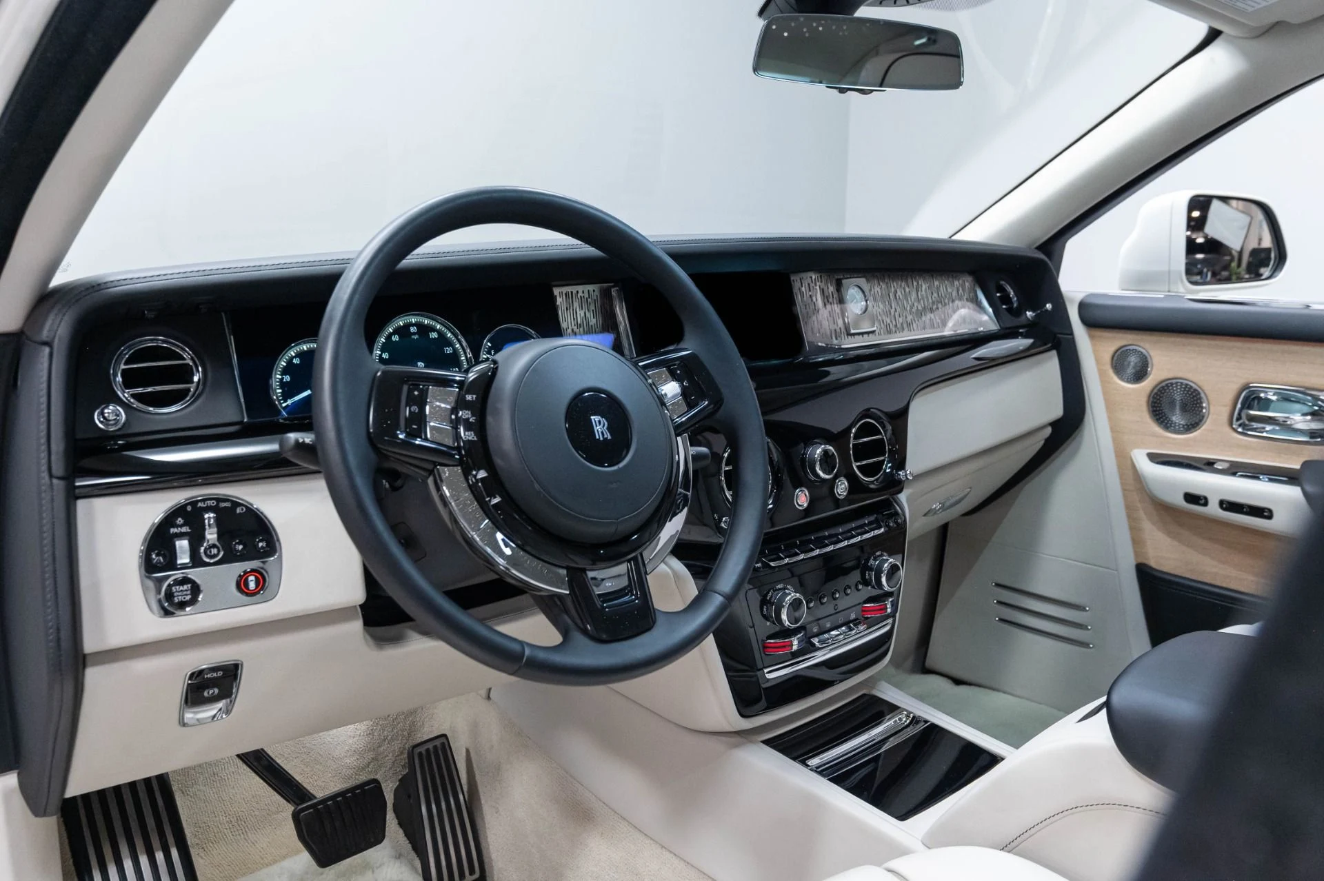 mph011_2592584033_Used_2019_Rolls_Royce_Phantom_1784063951_02c00e5987