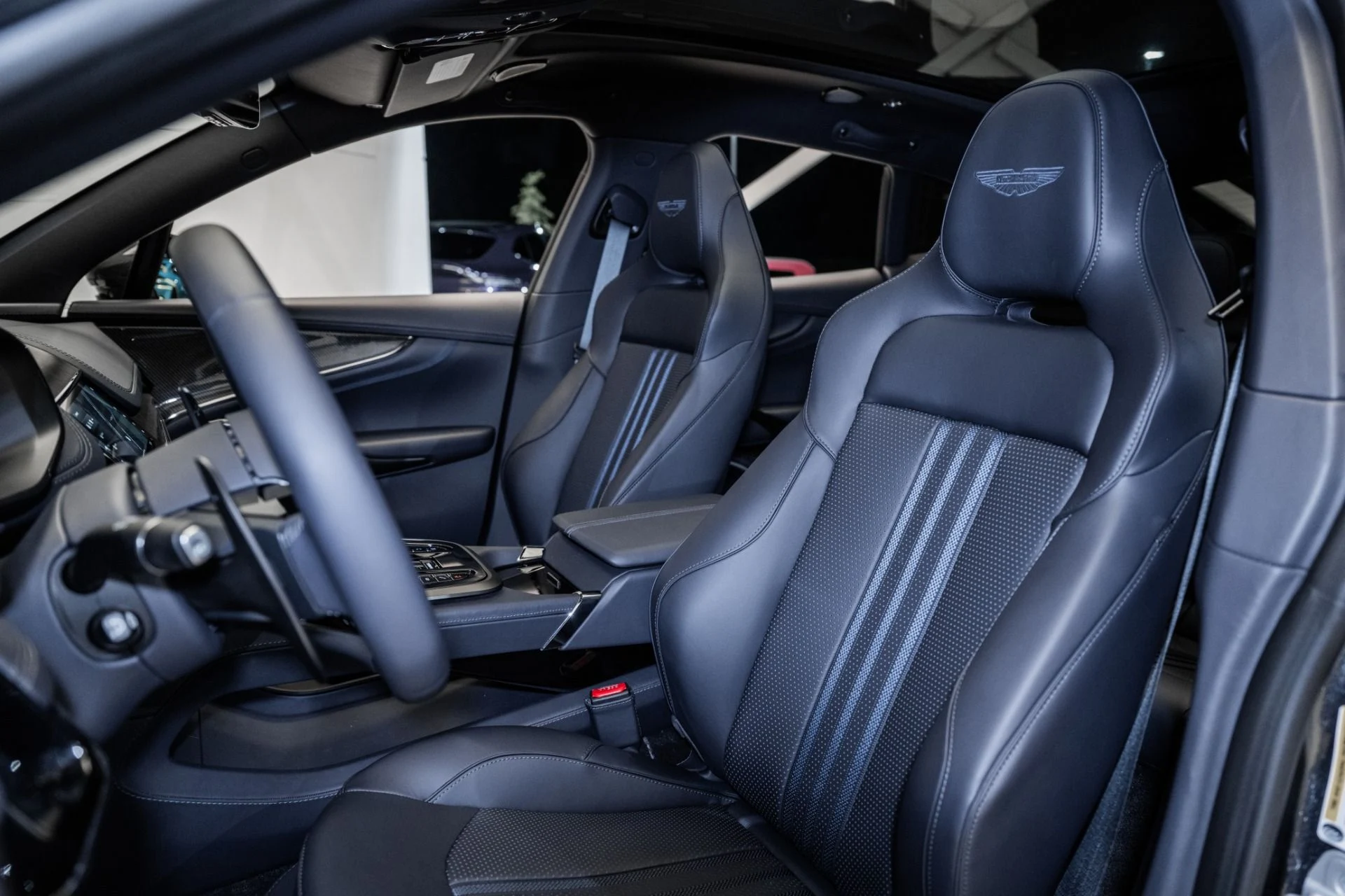 mph011_26081114_Used_2025_Aston_Martin_DBX_707_1754709382_3f61d1d134