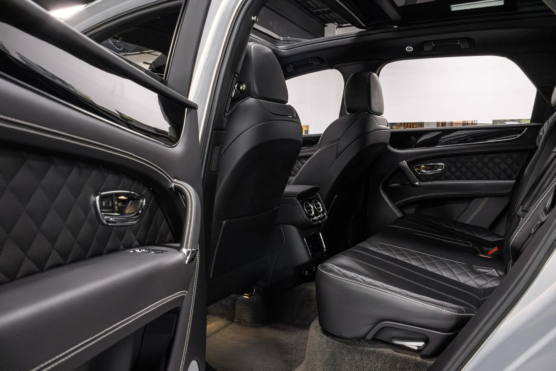 mph011_2616086405_Used_2017_Bentley_Bentayga_W12_1769451007_80dadf405a