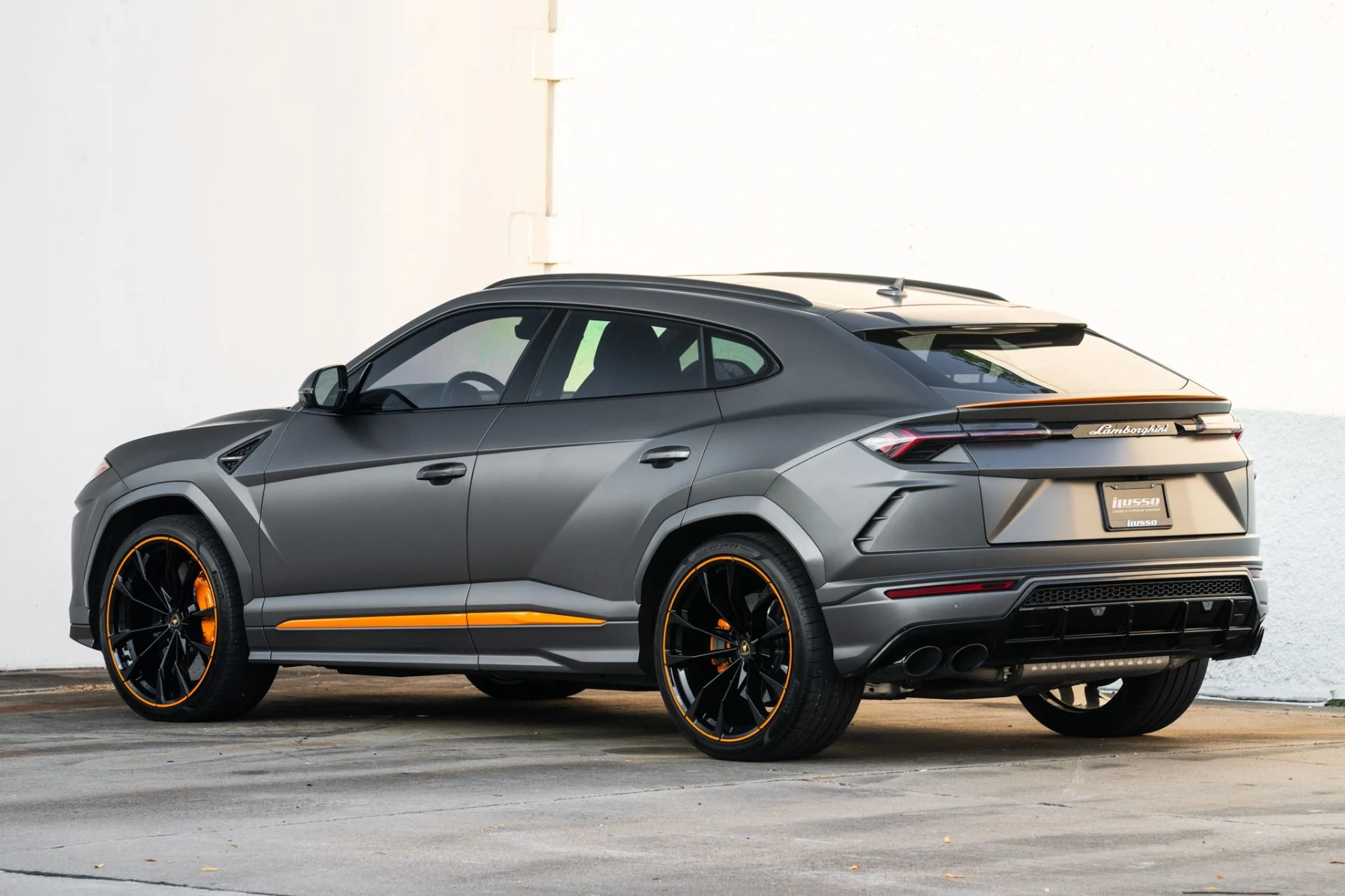 mph011_2617498477_Used_2022_Lamborghini_Urus_Graphite_Capsule_1755805759_d85ca02e21
