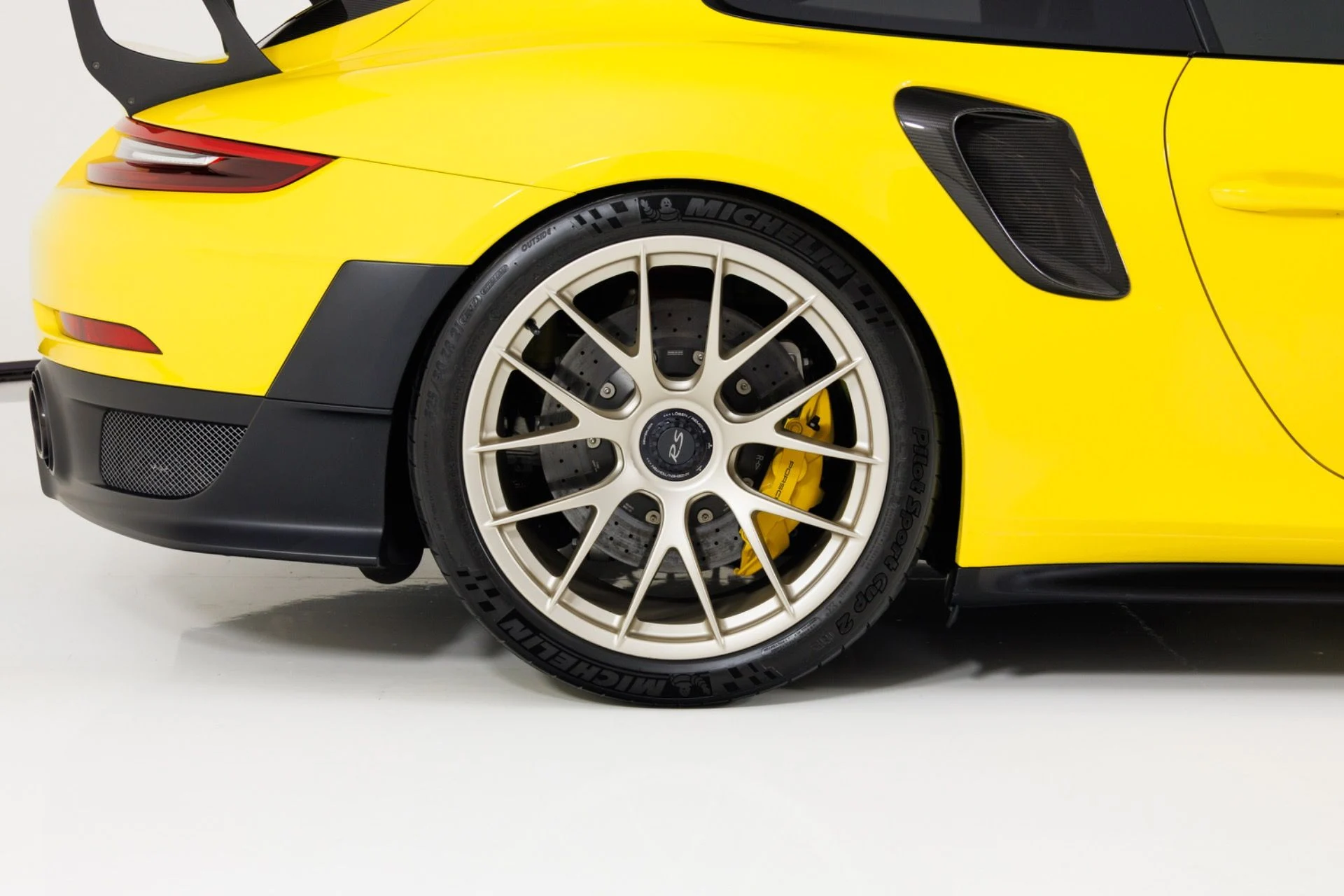 mph011_2625072802_Used_2018_Porsche_911_GT_2_RS_1787778673_1e2f1393bd