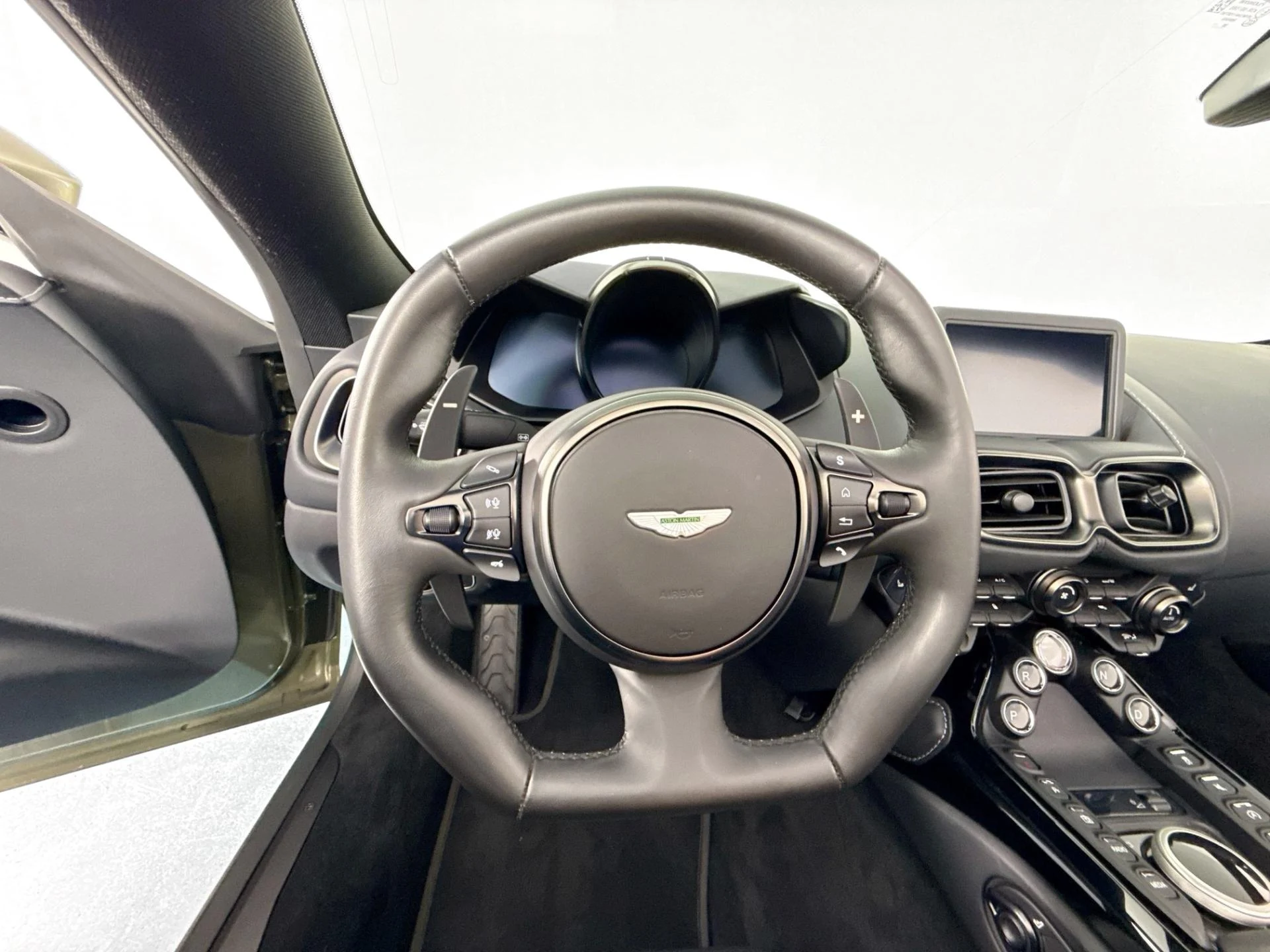 mph011_2629131198_Used_2023_Aston_Martin_Vantage_V8_1783445534_03ab2c44f3