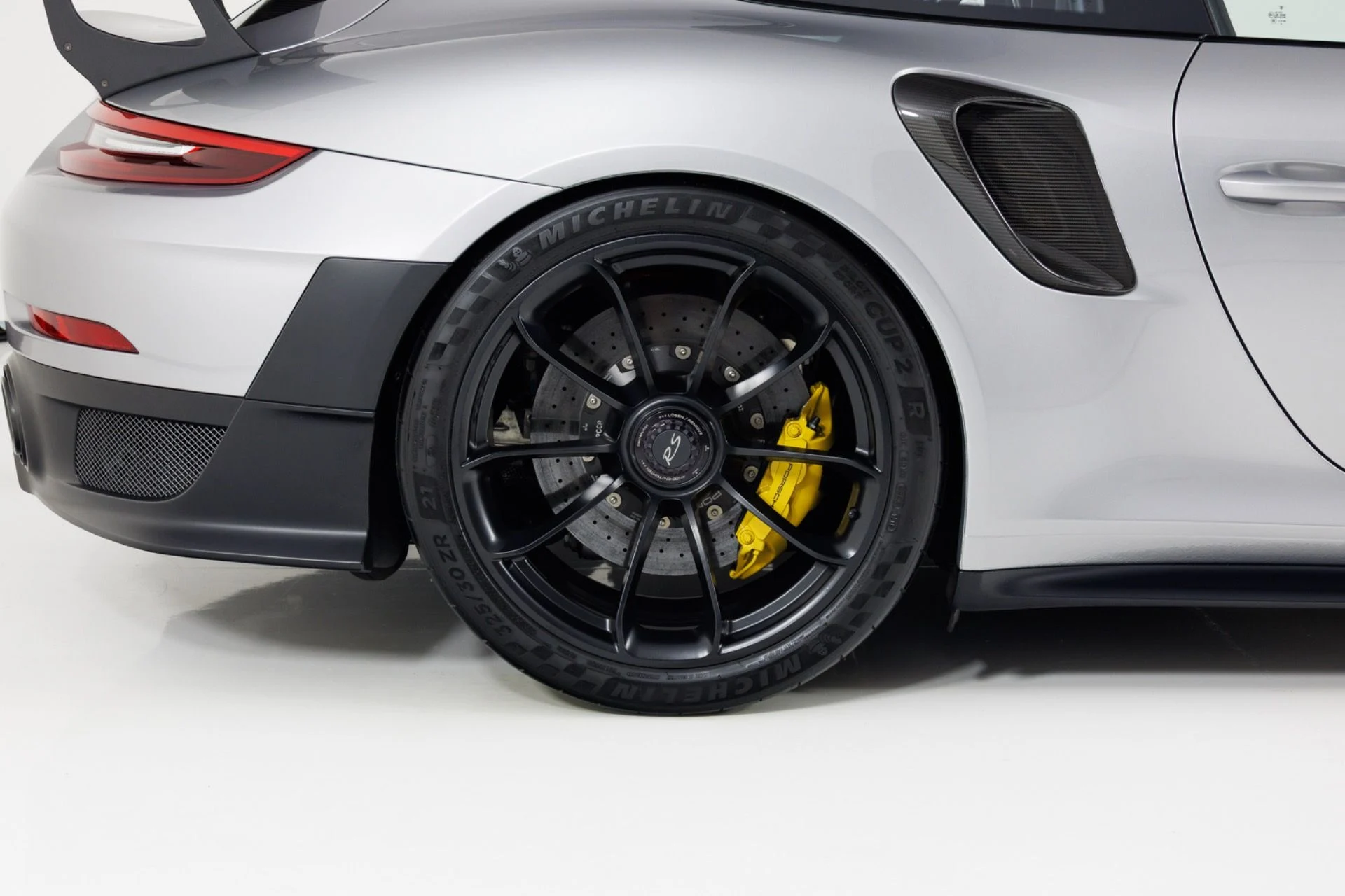 mph011_2661367754_Used_2018_Porsche_911_GT_2_RS_1791916169_600d299294