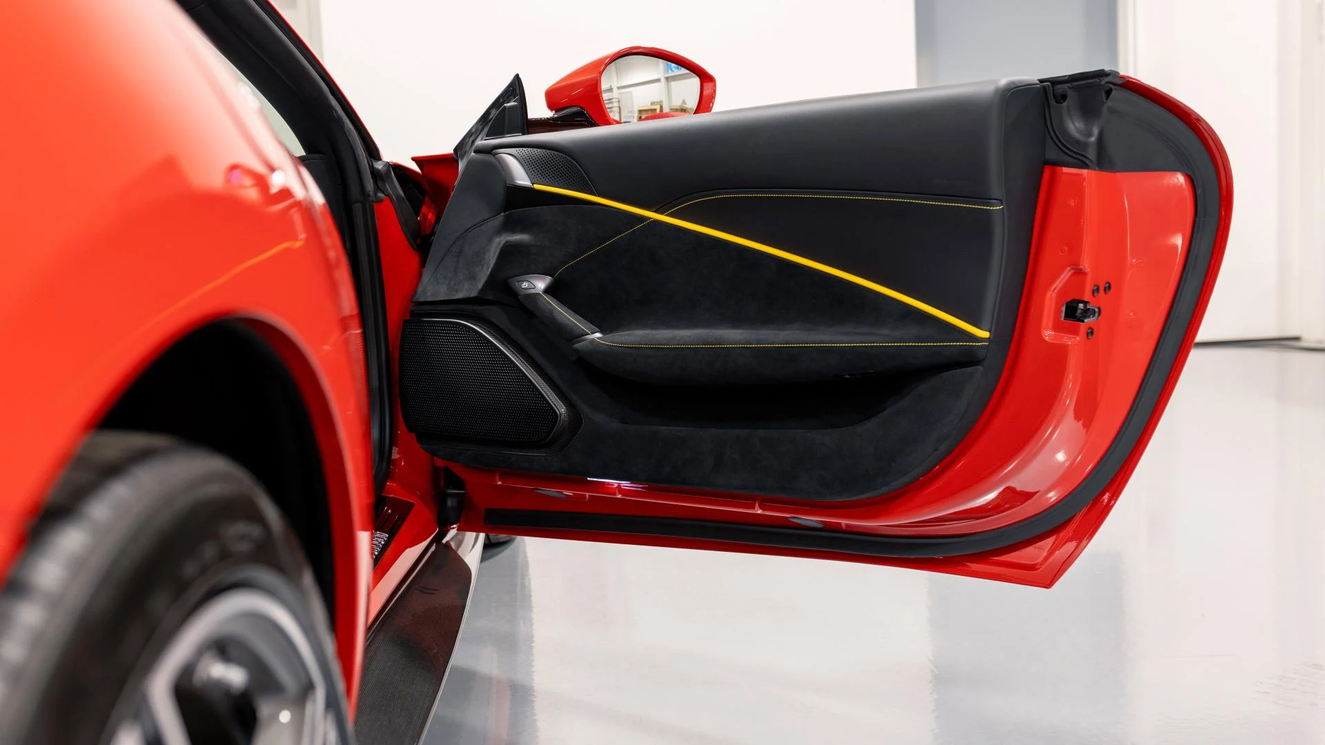 mph011_2681563375_Used_2024_Ferrari_Roma_Spider_1785844654_1122d49dce