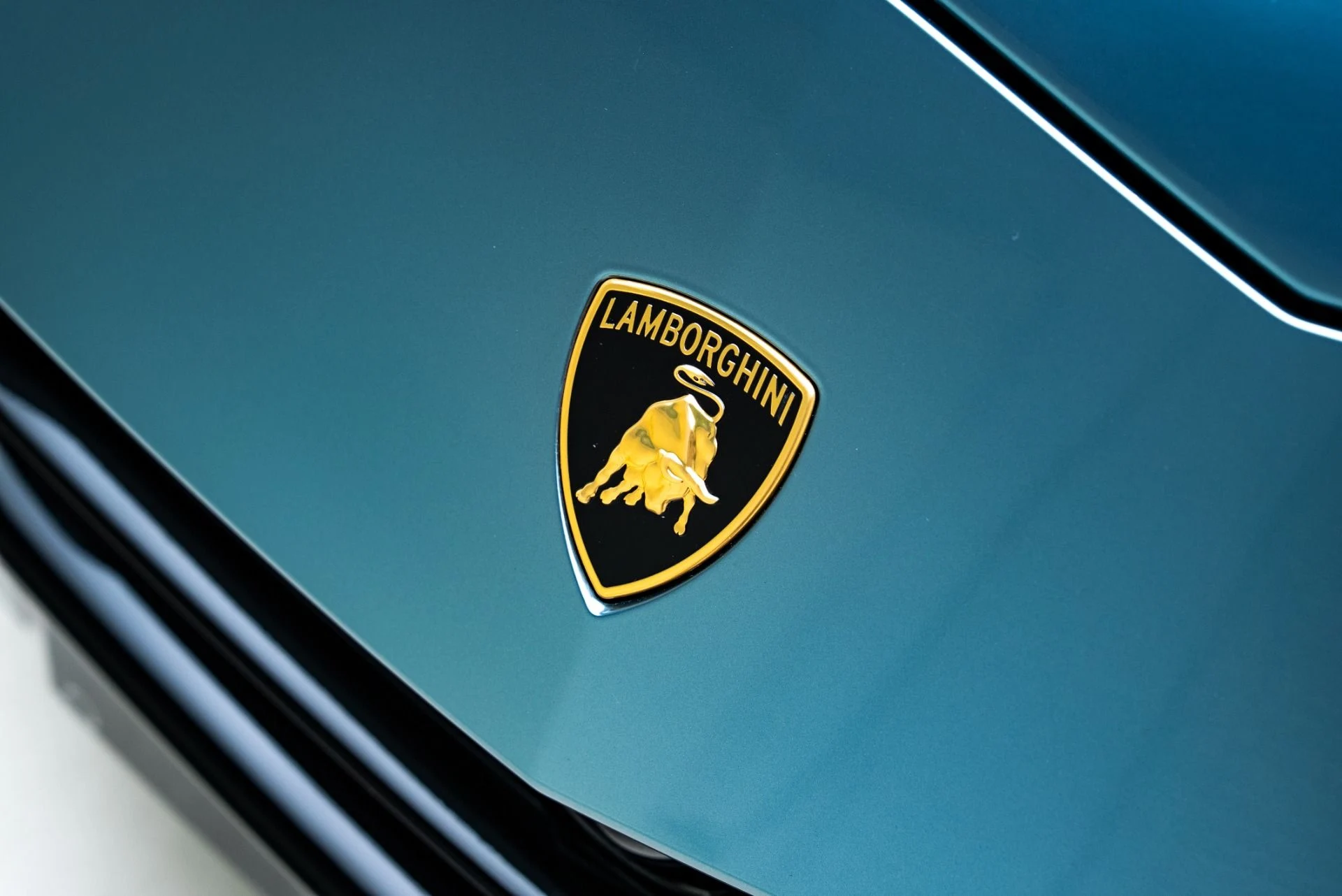 mph011_2695650788_Used_2023_Lamborghini_Urus_S_1775088158_5a91554761